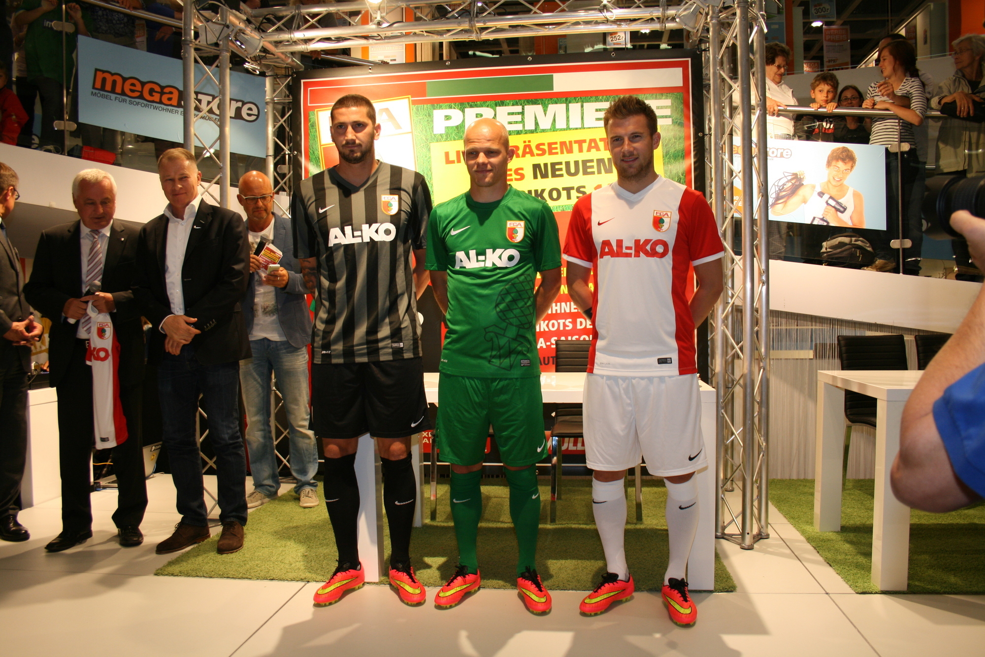 Die Präsentation der neuen NIKE-FCA-Trikots im Einrichtungshaus Segmüller. Foto: B4B SCHWABEN