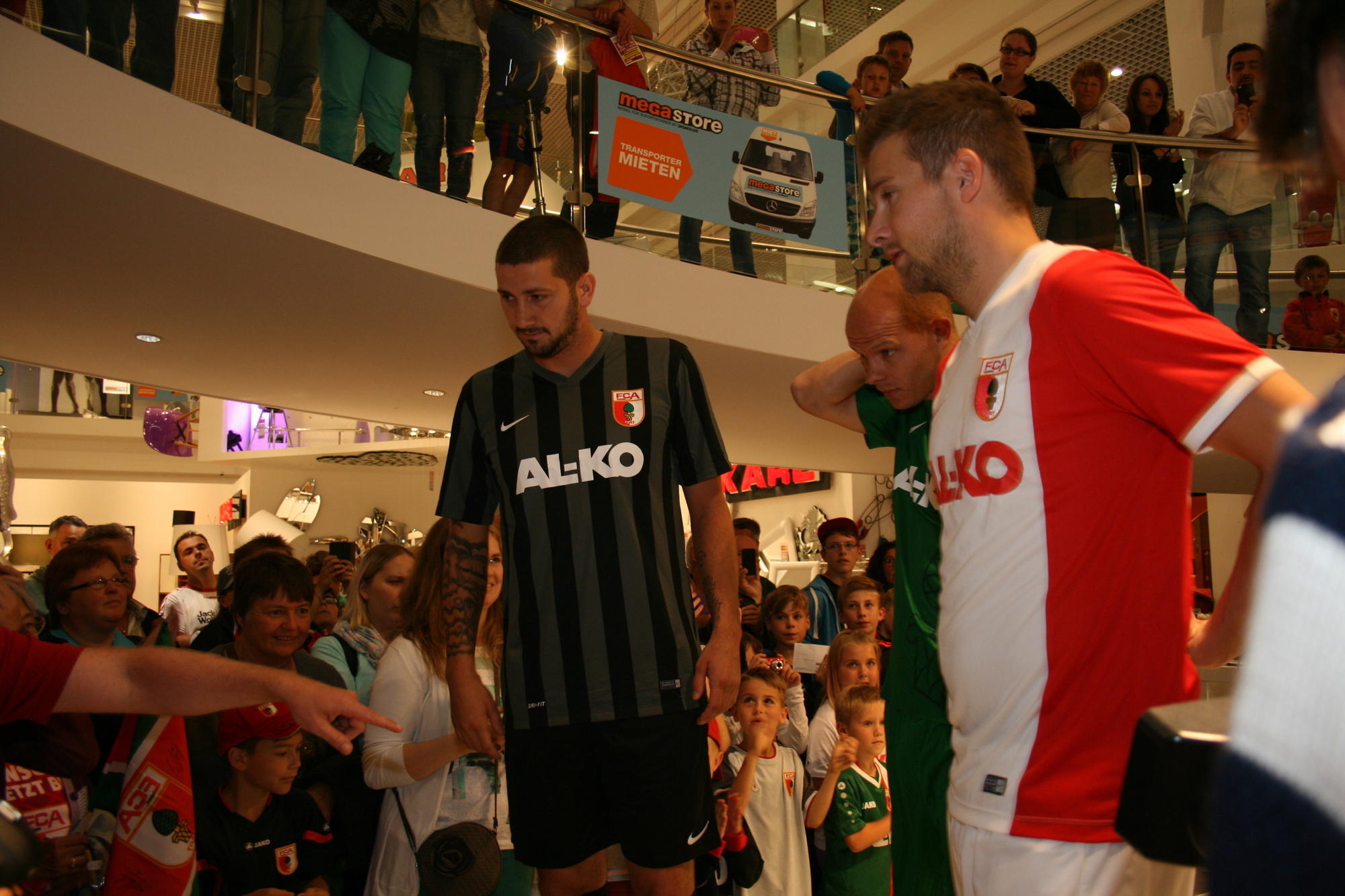 Die Präsentation der neuen NIKE-FCA-Trikots im Einrichtungshaus Segmüller. Foto: B4B SCHWABEN