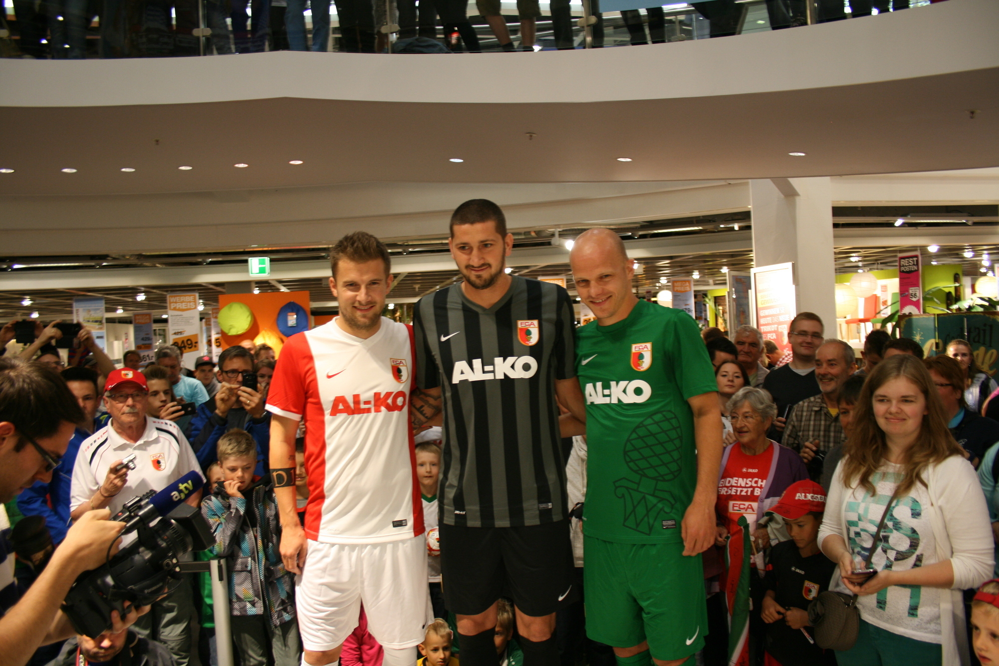 Die Präsentation der neuen NIKE-FCA-Trikots im Einrichtungshaus Segmüller. Foto: B4B SCHWABEN