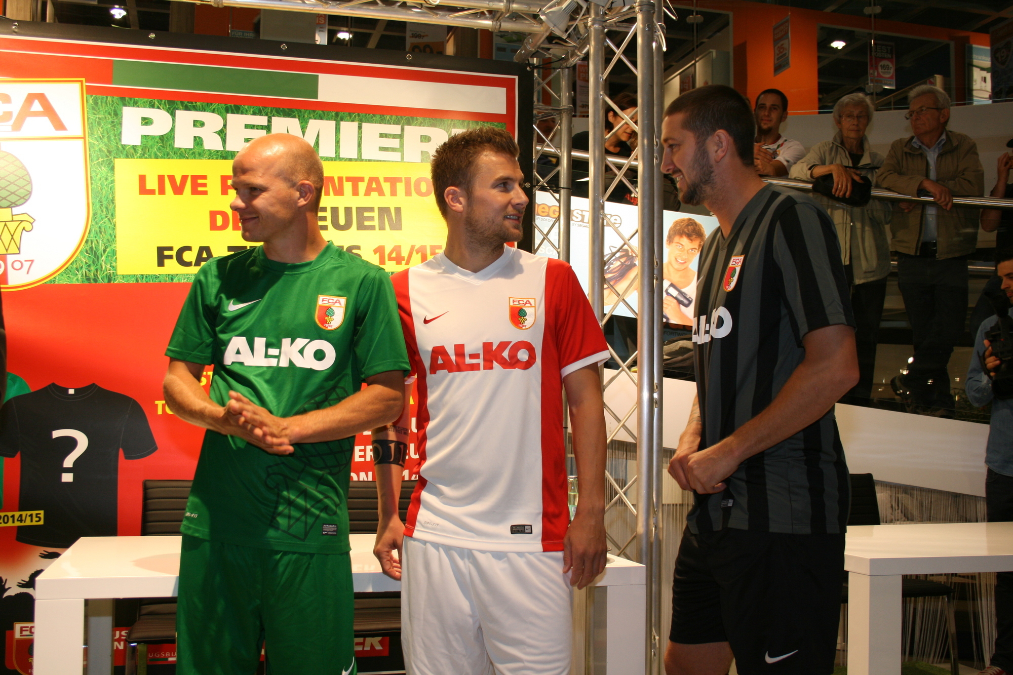Die Präsentation der neuen NIKE-FCA-Trikots im Einrichtungshaus Segmüller. Foto: B4B SCHWABEN