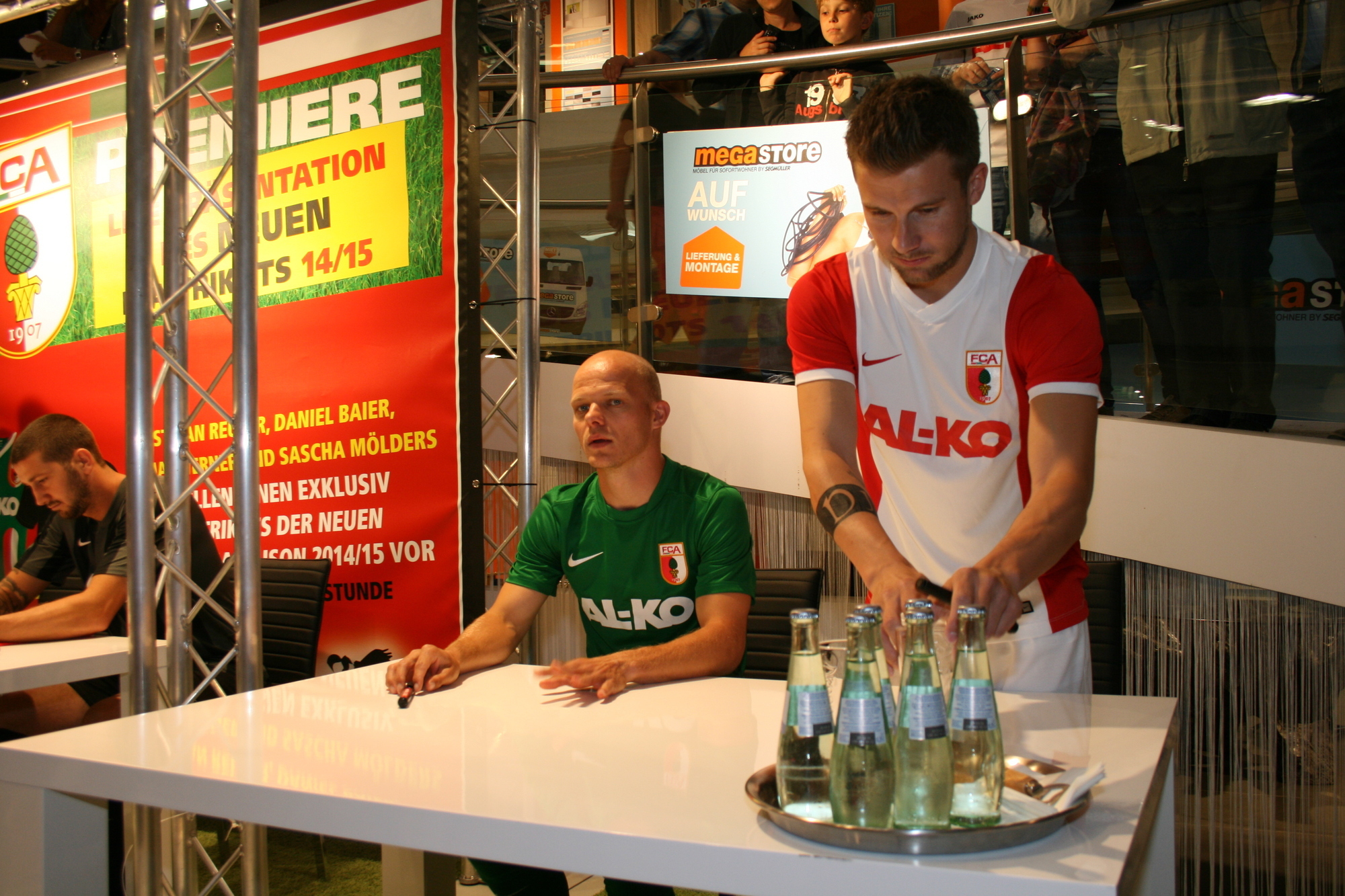 Die Präsentation der neuen NIKE-FCA-Trikots im Einrichtungshaus Segmüller. Foto: B4B SCHWABEN