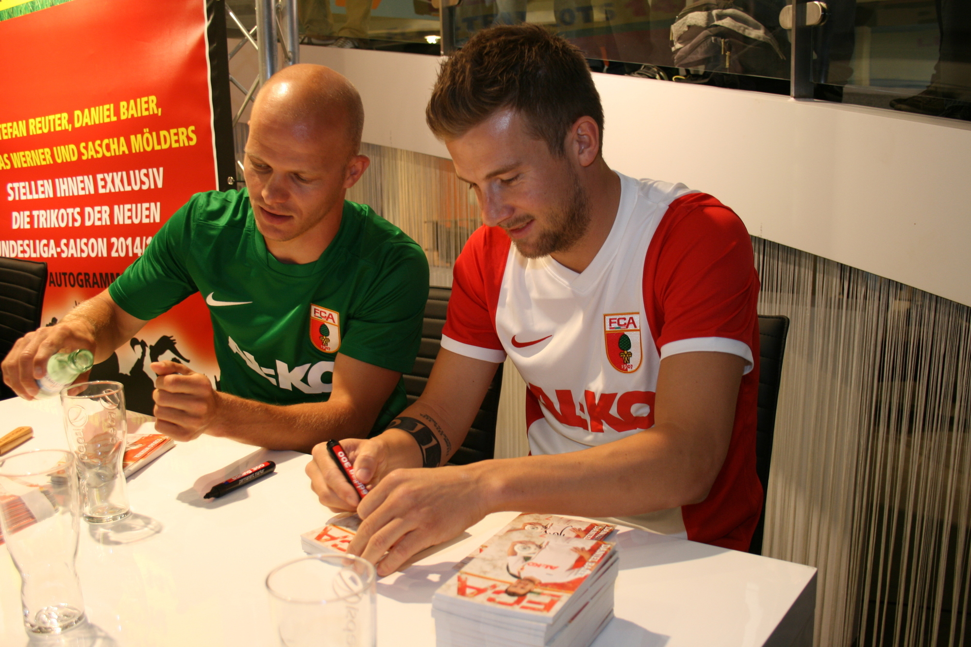 Die Präsentation der neuen NIKE-FCA-Trikots im Einrichtungshaus Segmüller. Foto: B4B SCHWABEN