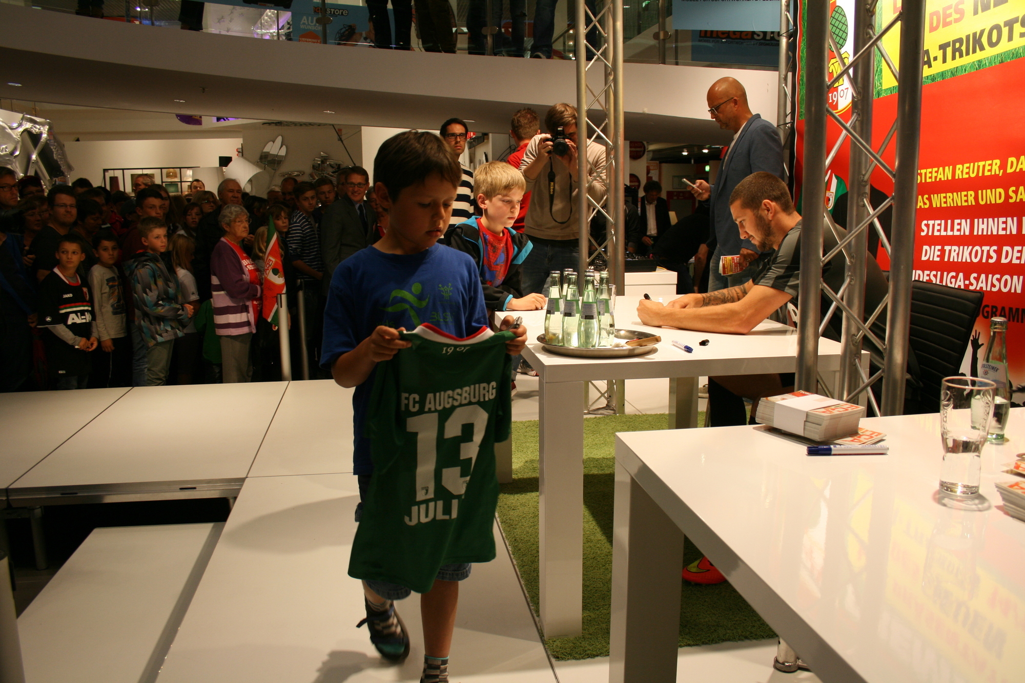 Die Präsentation der neuen NIKE-FCA-Trikots im Einrichtungshaus Segmüller. Foto: B4B SCHWABEN