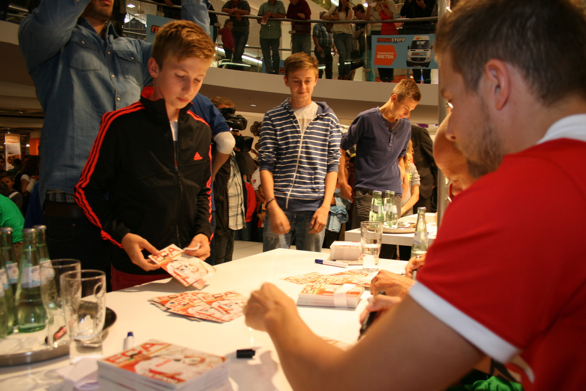 Die Präsentation der neuen NIKE-FCA-Trikots im Einrichtungshaus Segmüller. Foto: B4B SCHWABEN