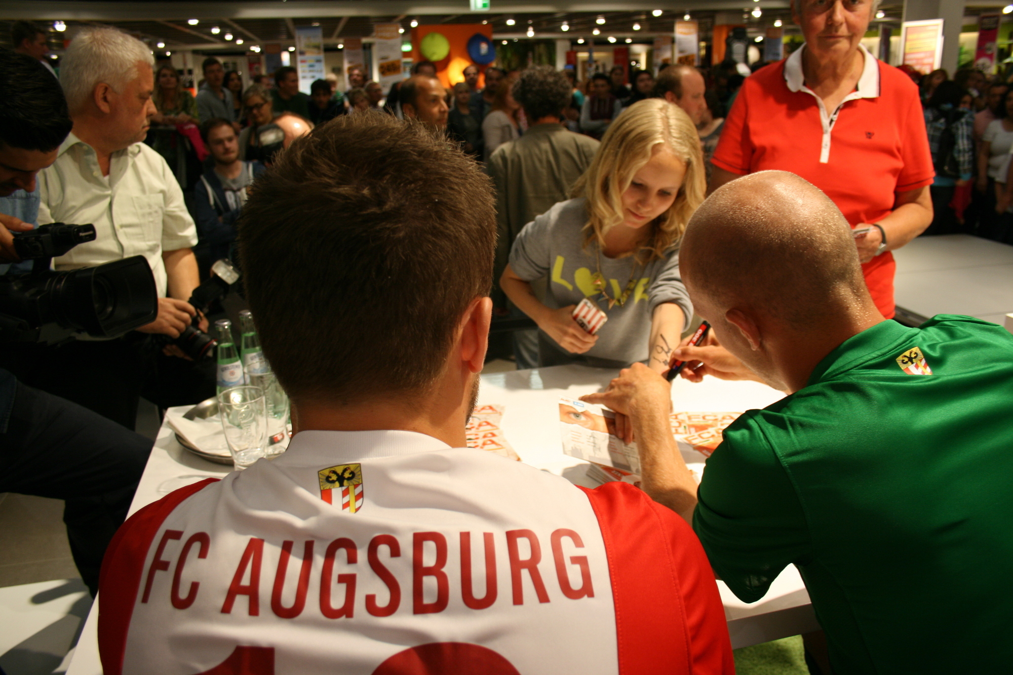 Die Präsentation der neuen NIKE-FCA-Trikots im Einrichtungshaus Segmüller. Foto: B4B SCHWABEN