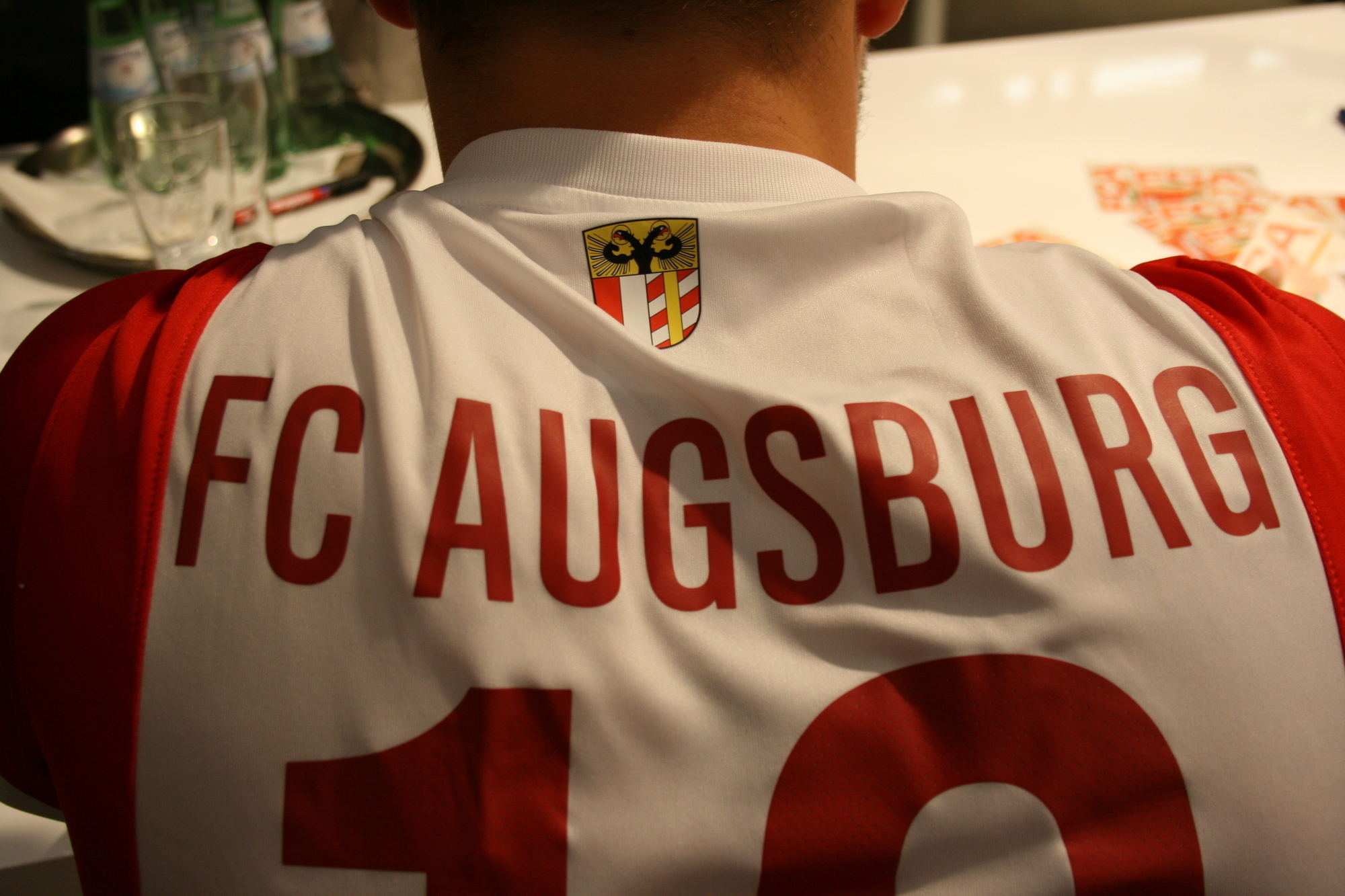 Die Präsentation der neuen NIKE-FCA-Trikots im Einrichtungshaus Segmüller. Foto: B4B SCHWABEN