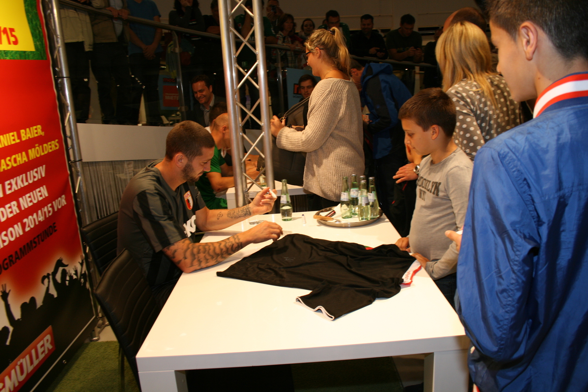 Die Präsentation der neuen NIKE-FCA-Trikots im Einrichtungshaus Segmüller. Foto: B4B SCHWABEN