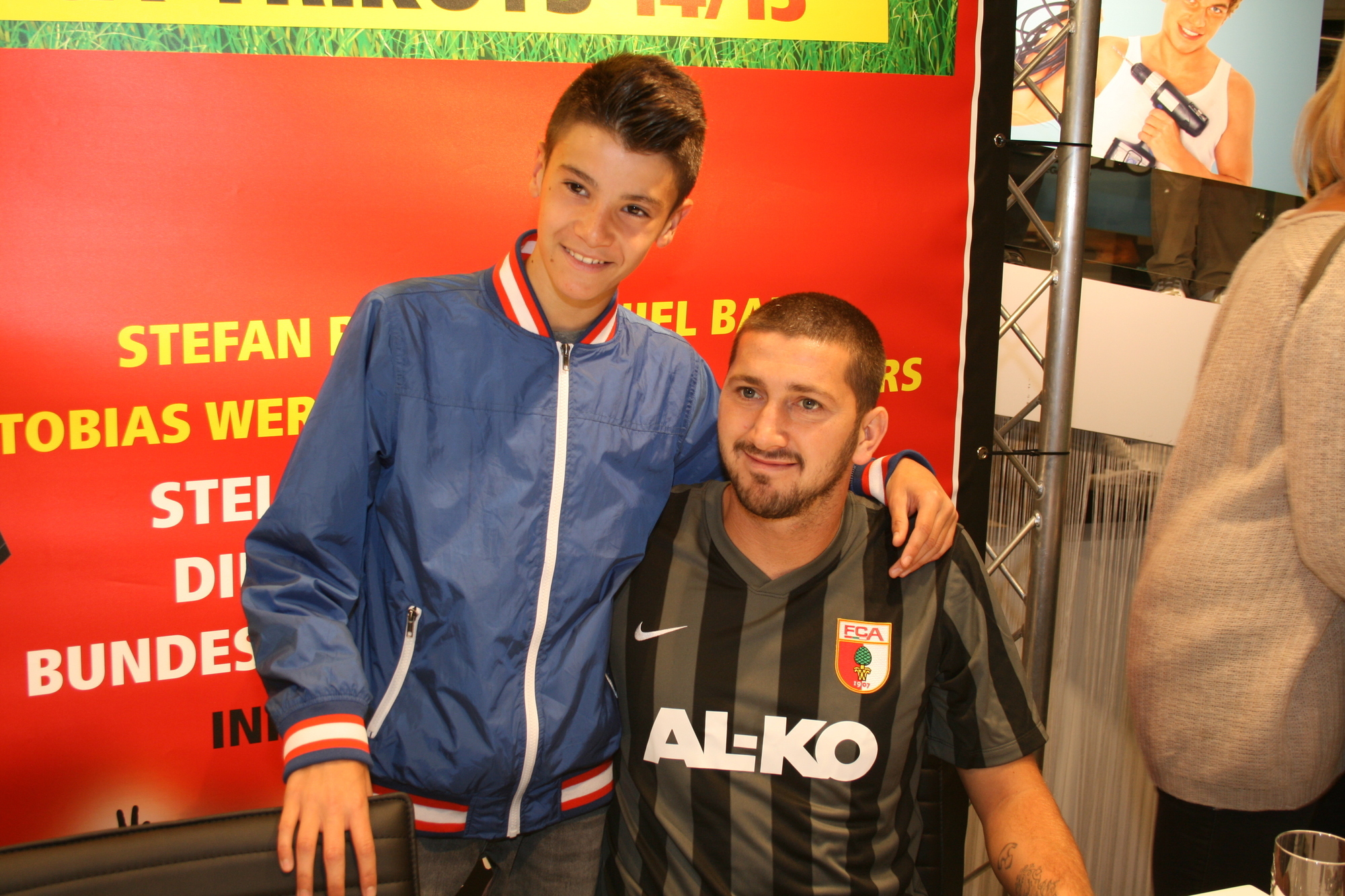 Die Präsentation der neuen NIKE-FCA-Trikots im Einrichtungshaus Segmüller. Foto: B4B SCHWABEN
