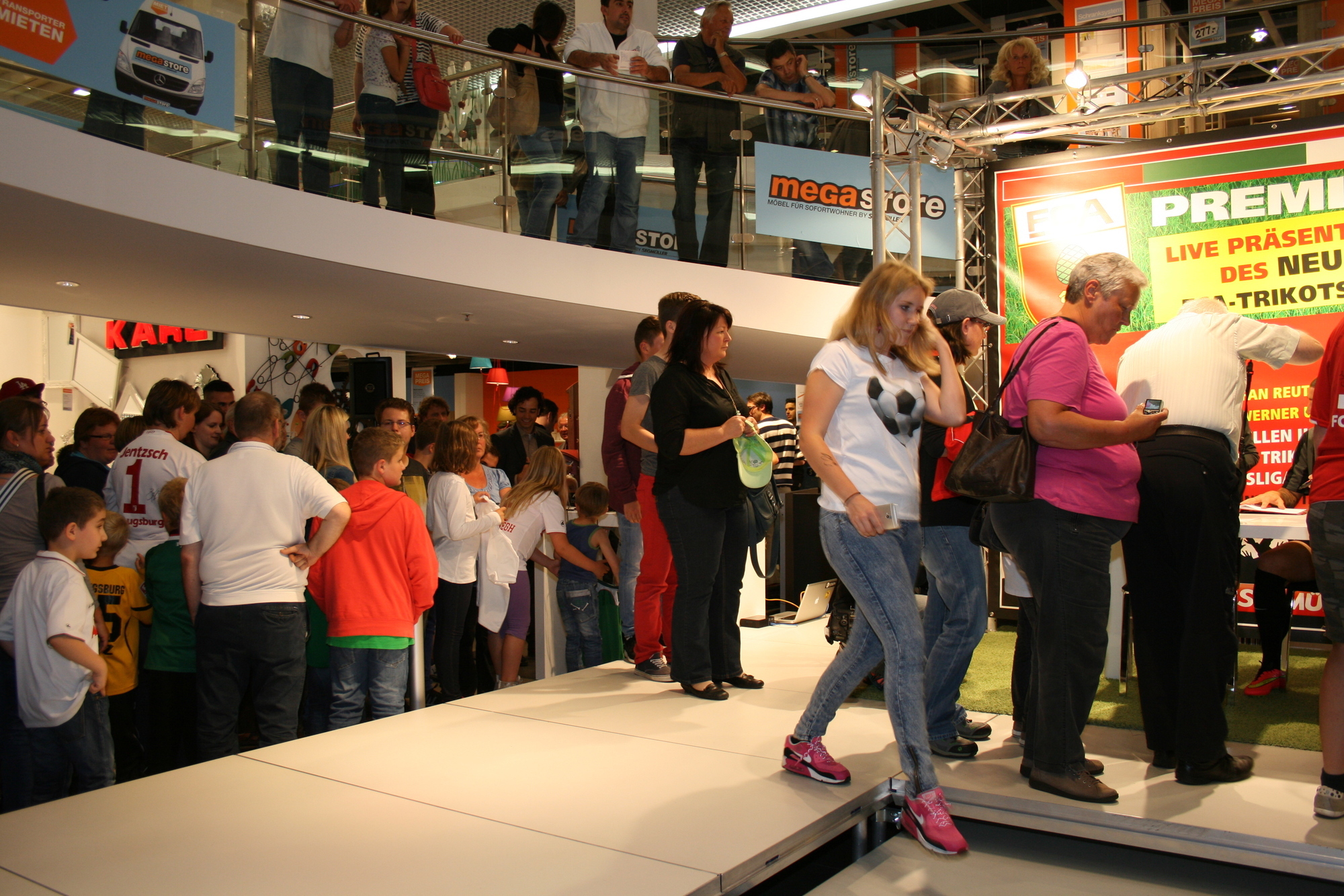 Die Präsentation der neuen NIKE-FCA-Trikots im Einrichtungshaus Segmüller. Foto: B4B SCHWABEN