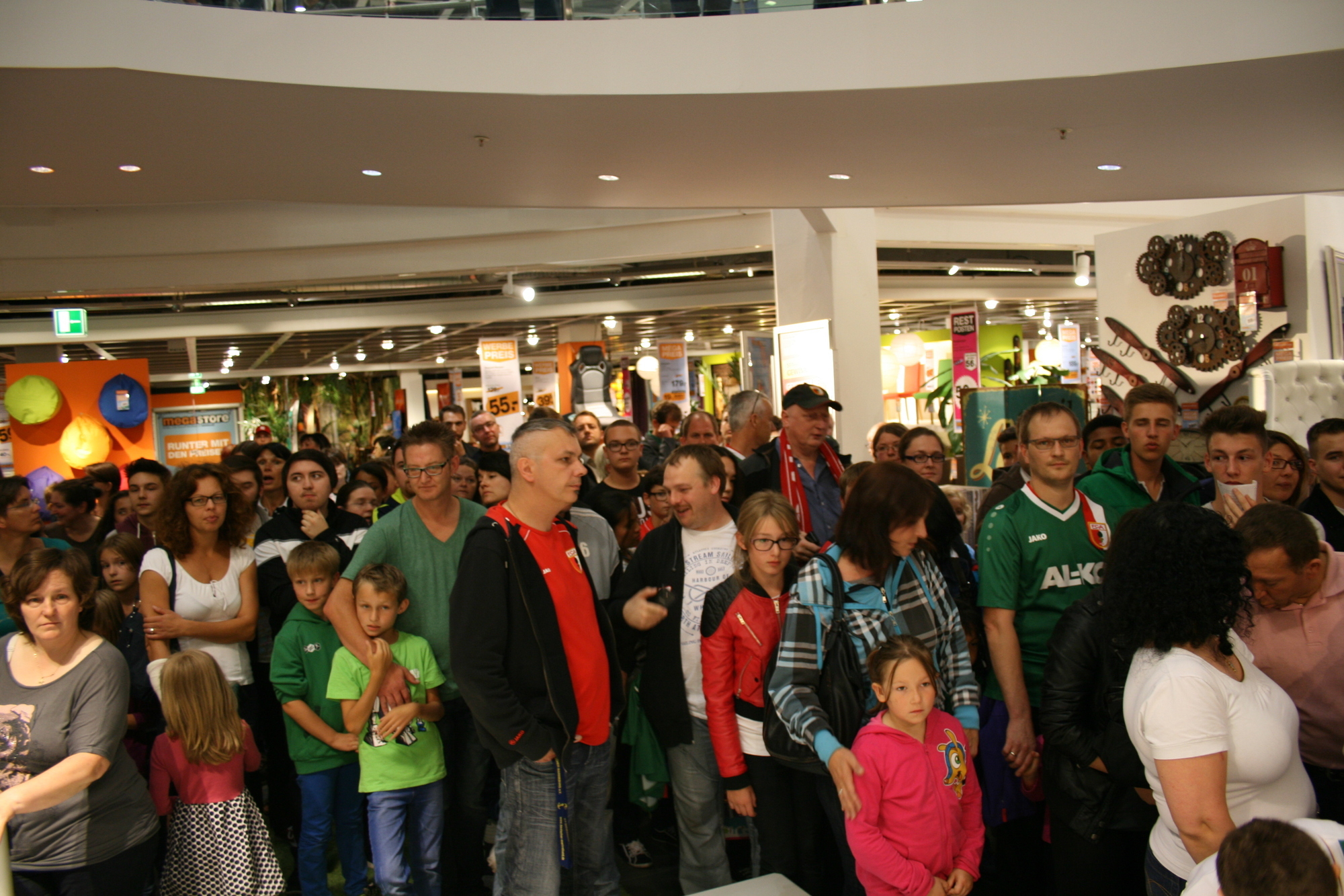 Die Präsentation der neuen NIKE-FCA-Trikots im Einrichtungshaus Segmüller. Foto: B4B SCHWABEN