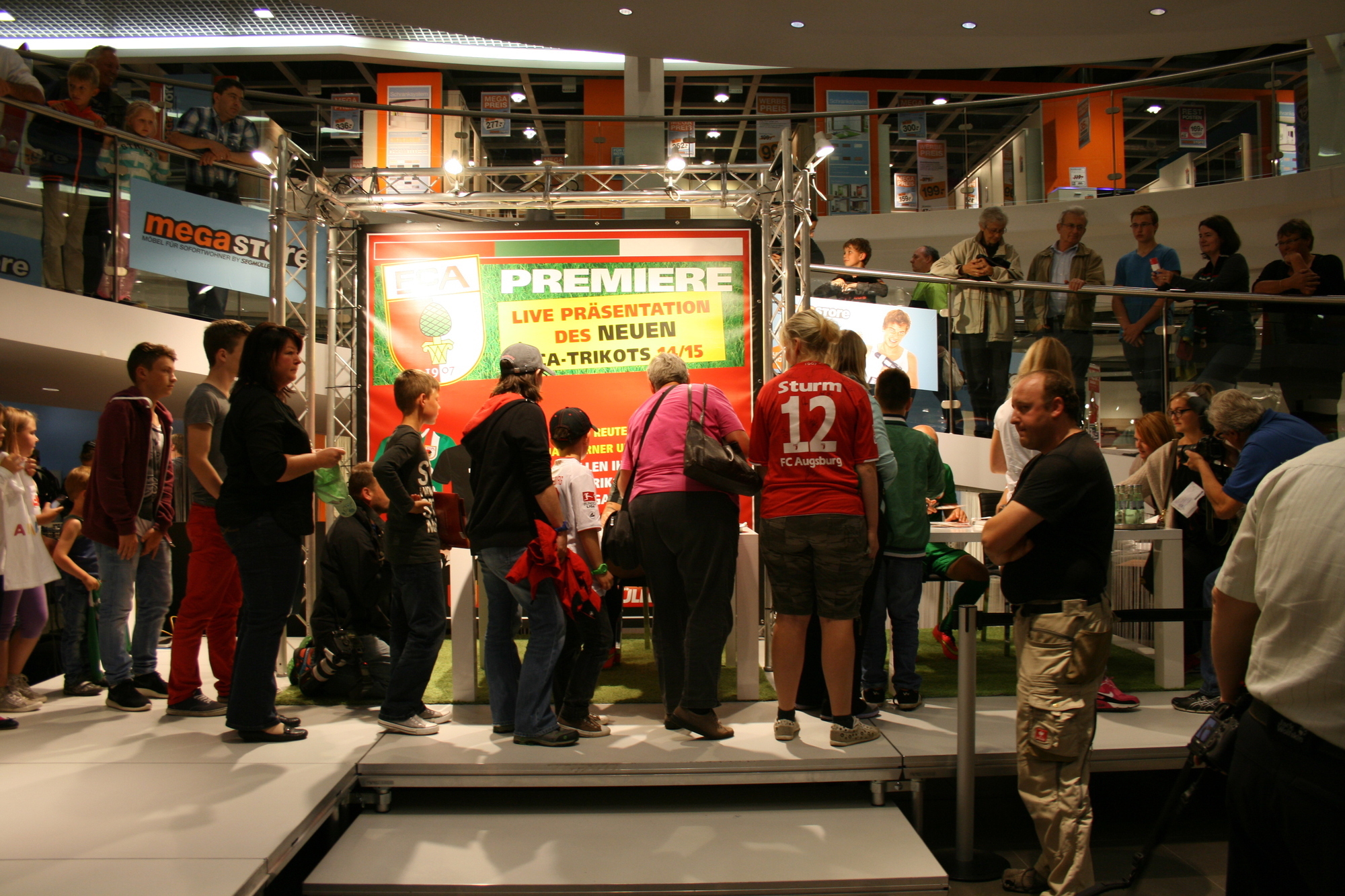 Die Präsentation der neuen NIKE-FCA-Trikots im Einrichtungshaus Segmüller. Foto: B4B SCHWABEN