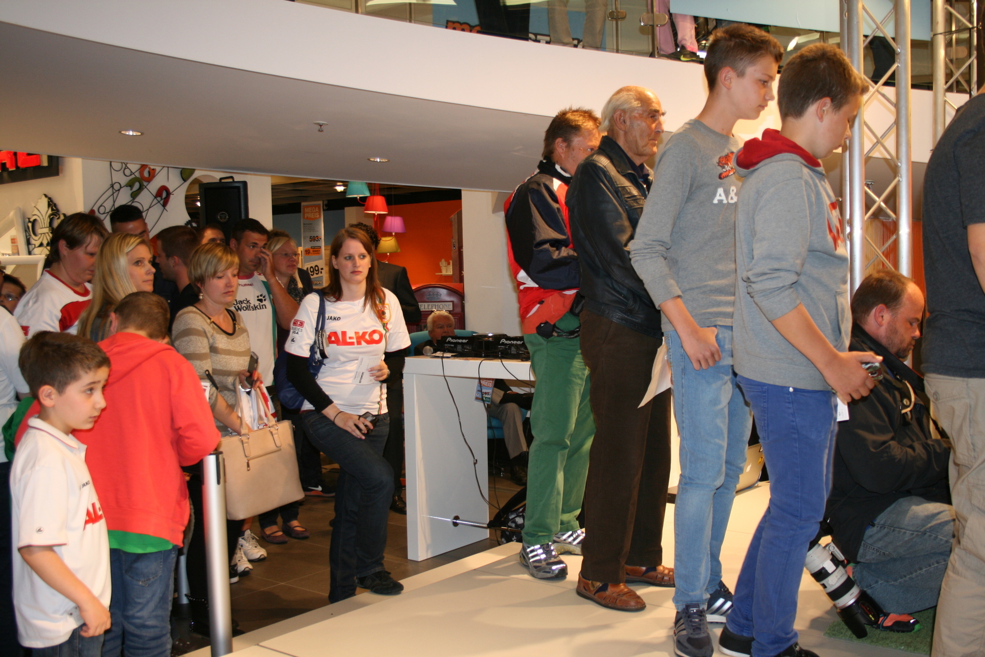 Die Präsentation der neuen NIKE-FCA-Trikots im Einrichtungshaus Segmüller. Foto: B4B SCHWABEN