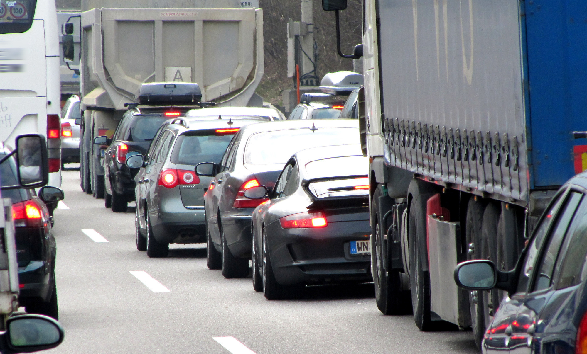 Auch in diesem Jahr gilt das Fahrverbot für LKWs an Samstagen im Juli und im August. Foto: Rainer Sturm / pixelio.de