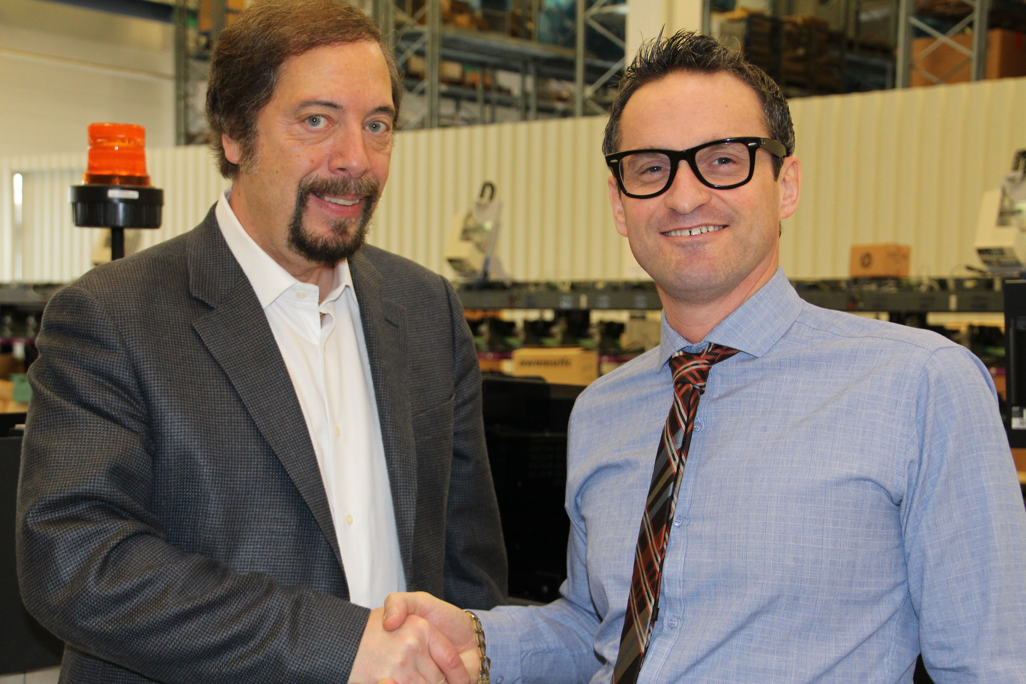 Jim Malatesta (TRITEK-Präsident) und Paul Todd von BÖWE SYSTEC freuen sich auf die Zusammenarbeit. Foto: BÖWE SYSTEC GmbH