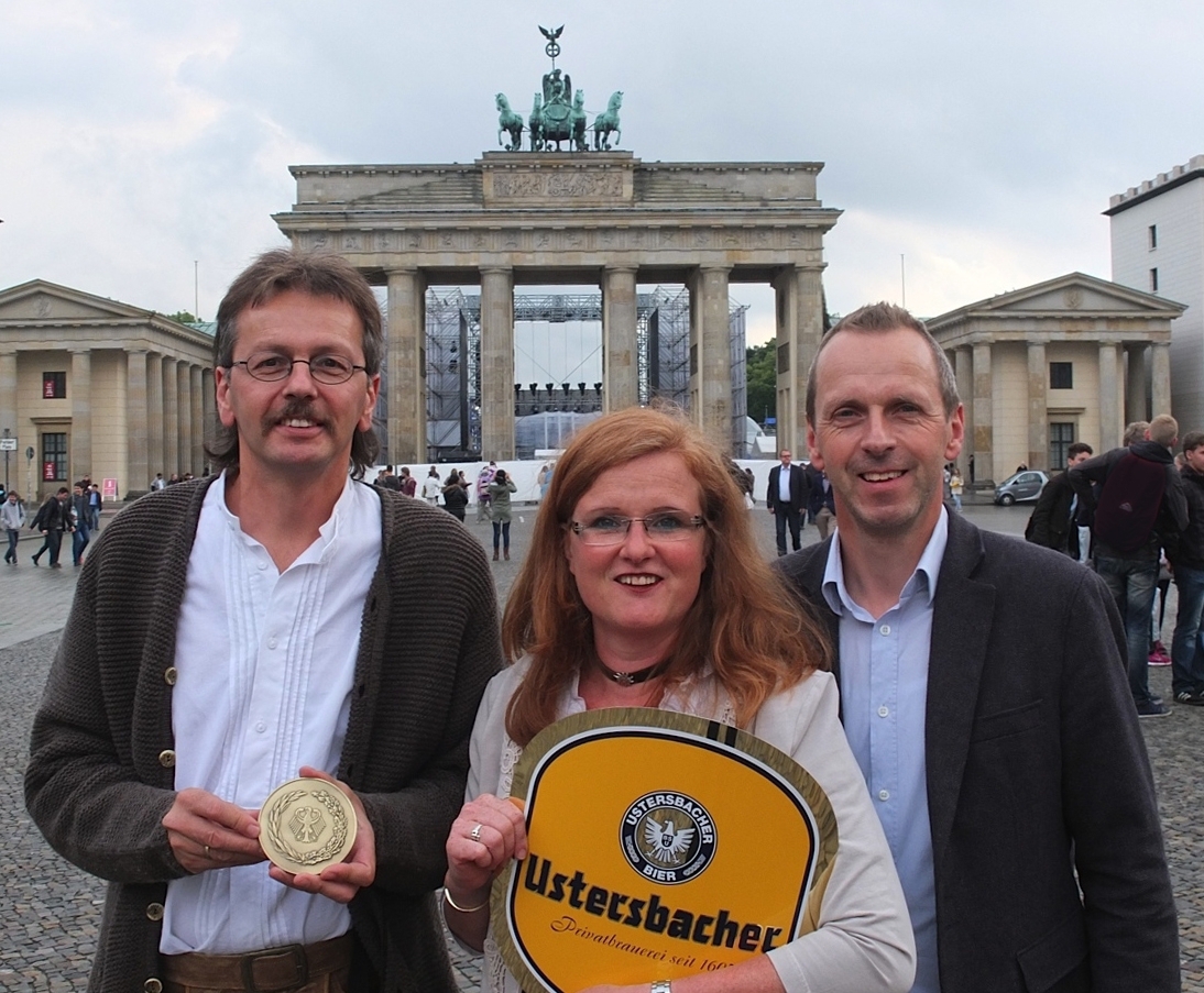 (v.l.) Wolfgang Dahnke, Stephanie Schmid und Josef Geh vor dem Brandenburger Tor. Foto: Brauerei Ustersbach