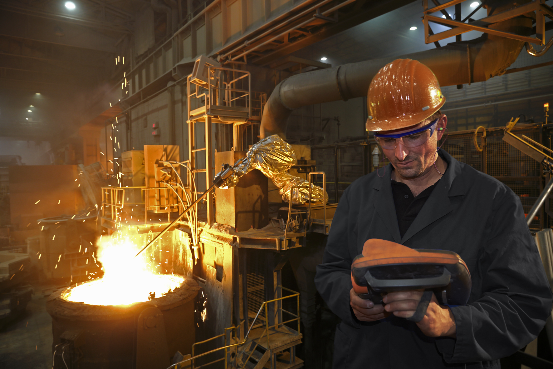 Die Lech-Stahlwerke GmbH setzt einen KUKA Roboter für Messzwecke ein. Foto: KUKA Roboter GmbH