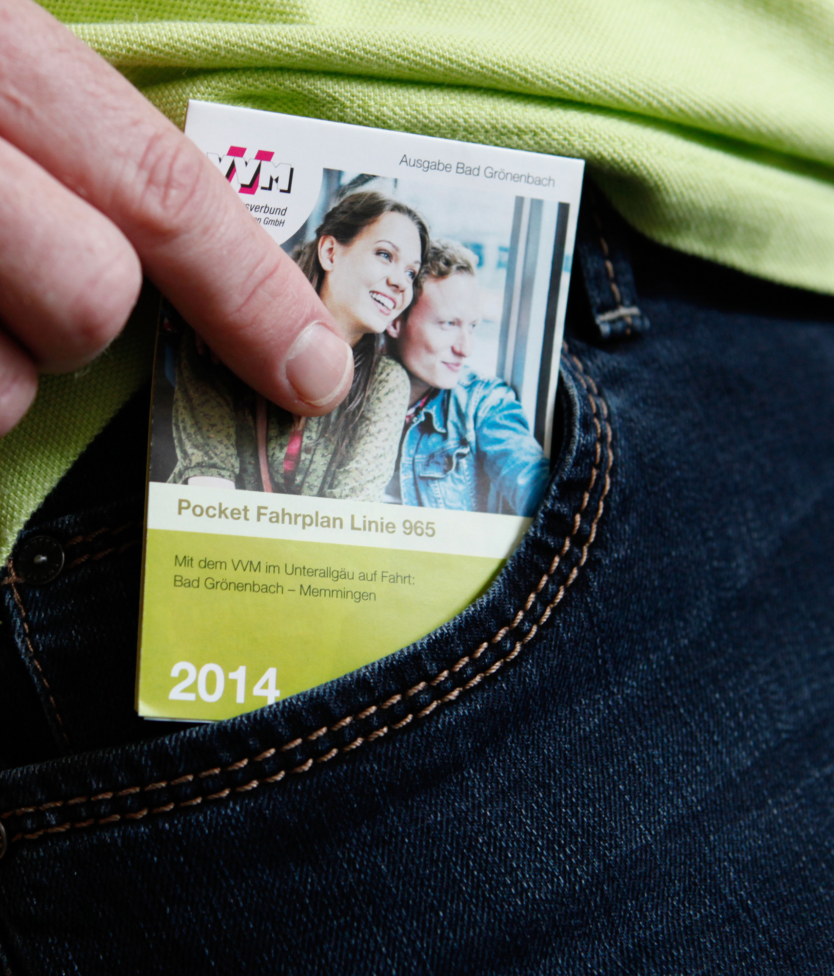Der VVM bietet Pocket Fahrpläne im handlichen Hosentaschenformat. Foto: Landratsamt Unterallgäu