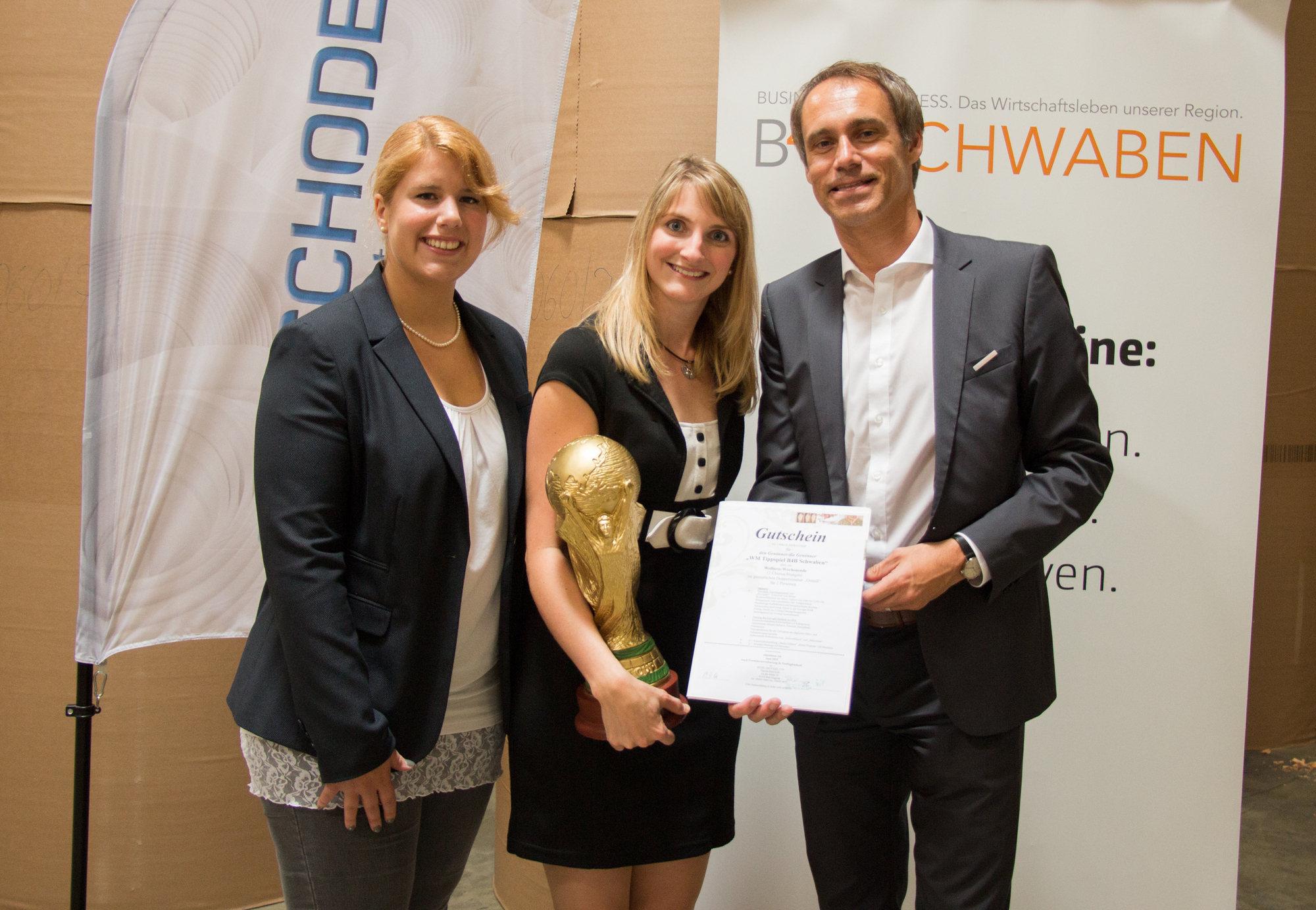 v.l. Bettina Sattler (Hauptsponsor OTTO WEITZMANN DESIGN) Melanie Watzka (ADV SCHODER) und Oliver Vogt (Verlagsleiter vmm wirtsc