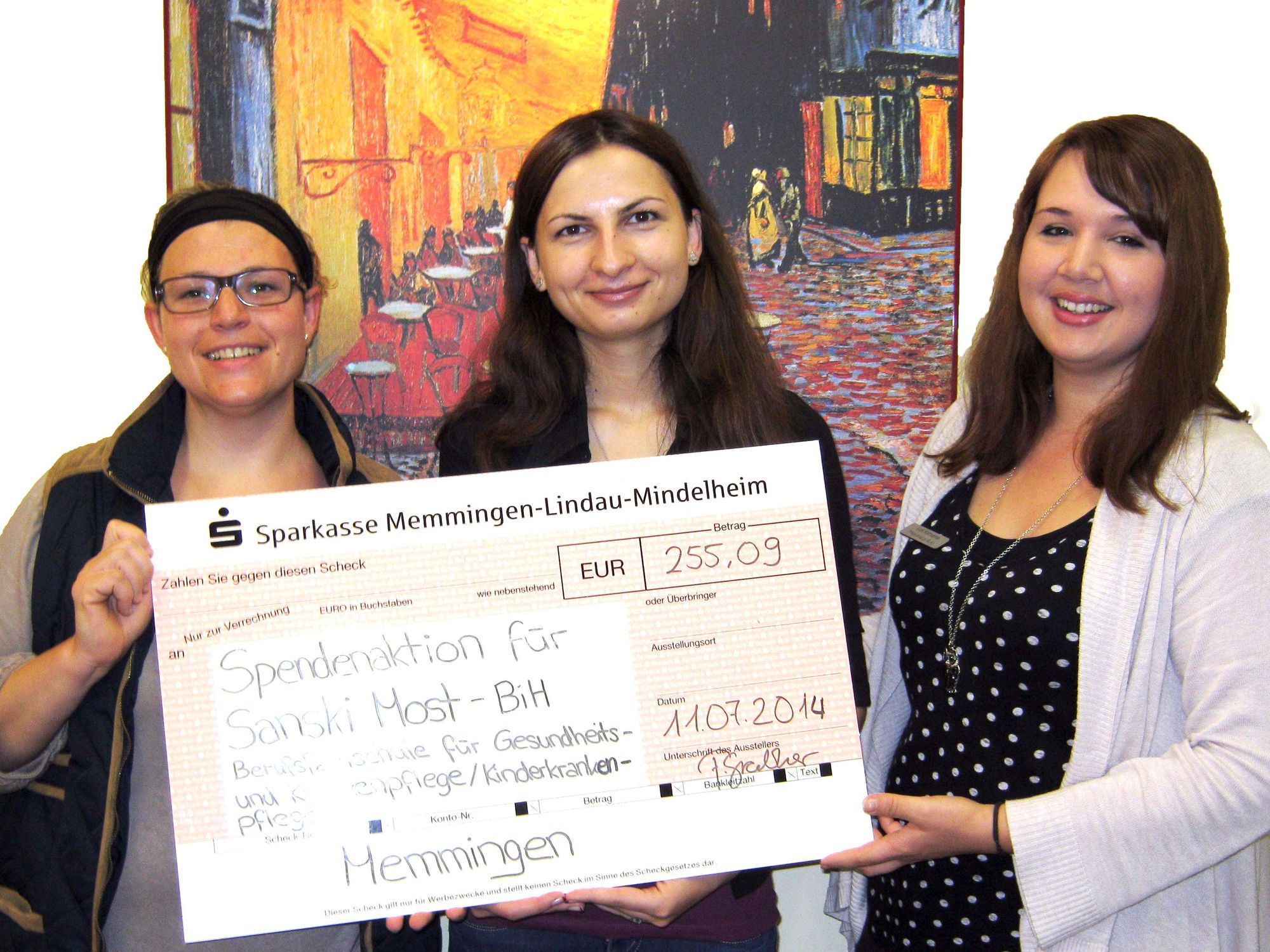Fotini Grabher, Elmedina Kalic und Lehrerin Katharina Vogel organisierten die Spendenaktion. Foto: Krankenpflegeschule Klinikum