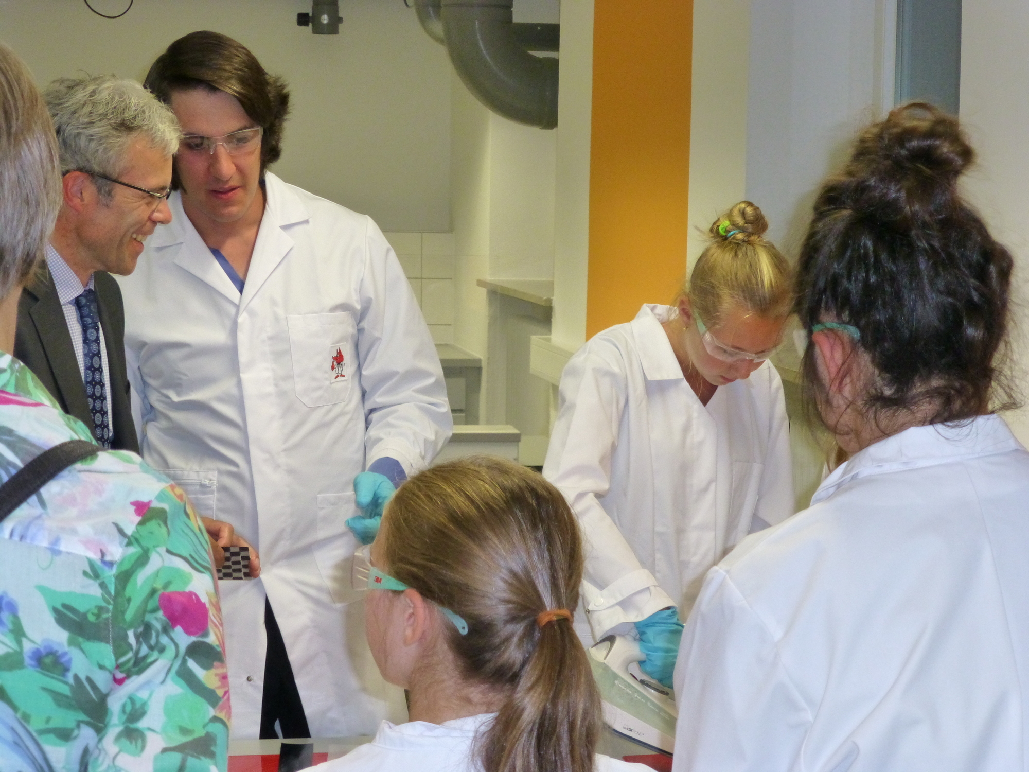 Im Schullandheim Bliensbach wurde ein Schülerlabor eröffnet, das Jugendliche mit Carbon vertraut machen soll. Foto: MAI Carbon