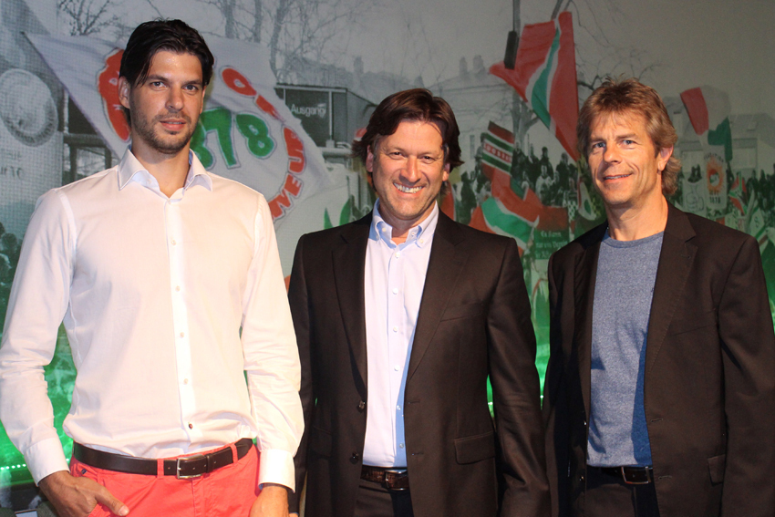 Besiegelten die neue Partnerschaft: Leo Conti, Jürgen Kunzmann und Duanne Moeser, Sportmanager der Augsburger Panther. Foto: AEV