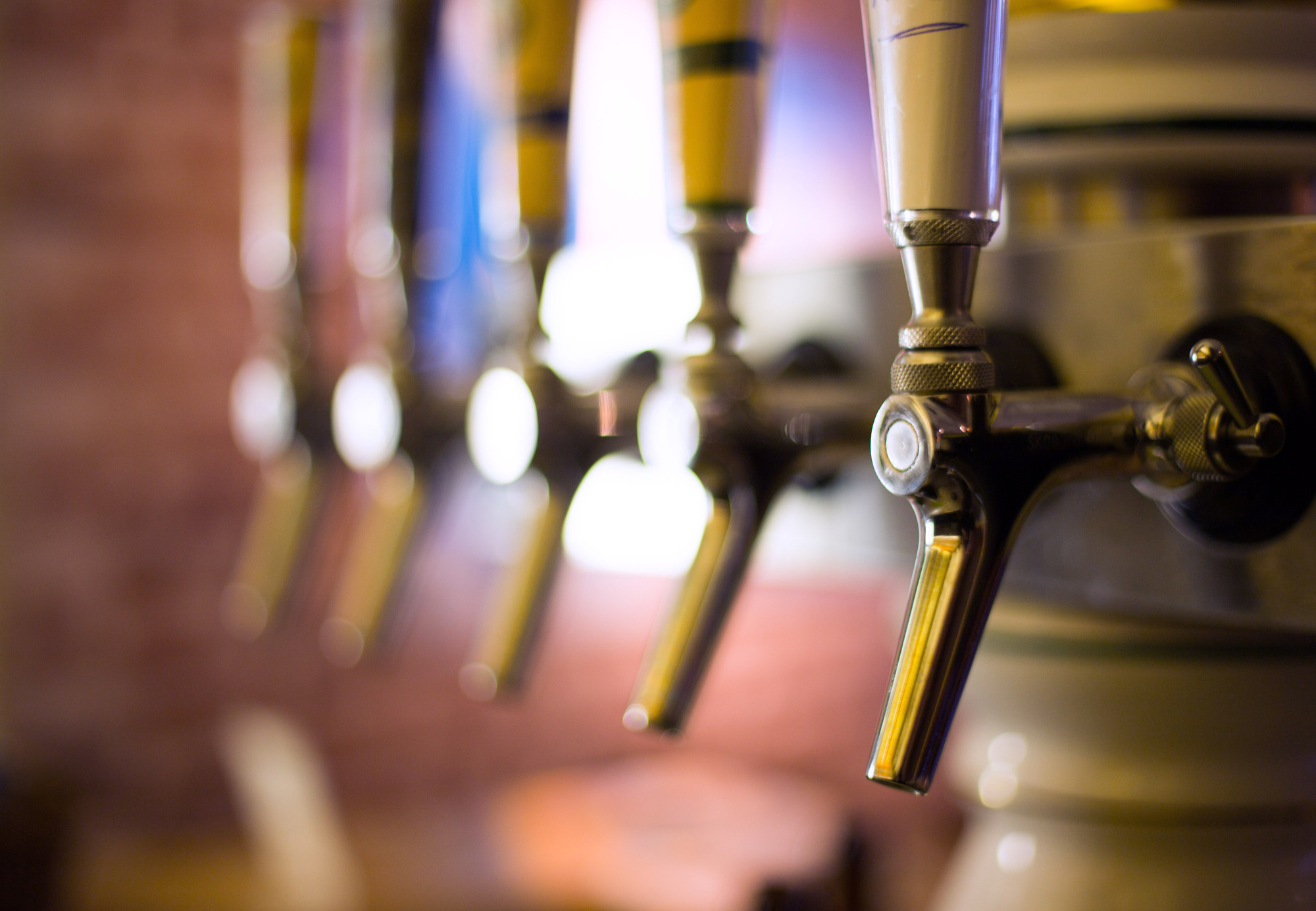 Bier, Cappucino und Co. könnten mit Einführung des Mindestlohns teurer werden. Foto: Rainer Sturm/ pixelio.de