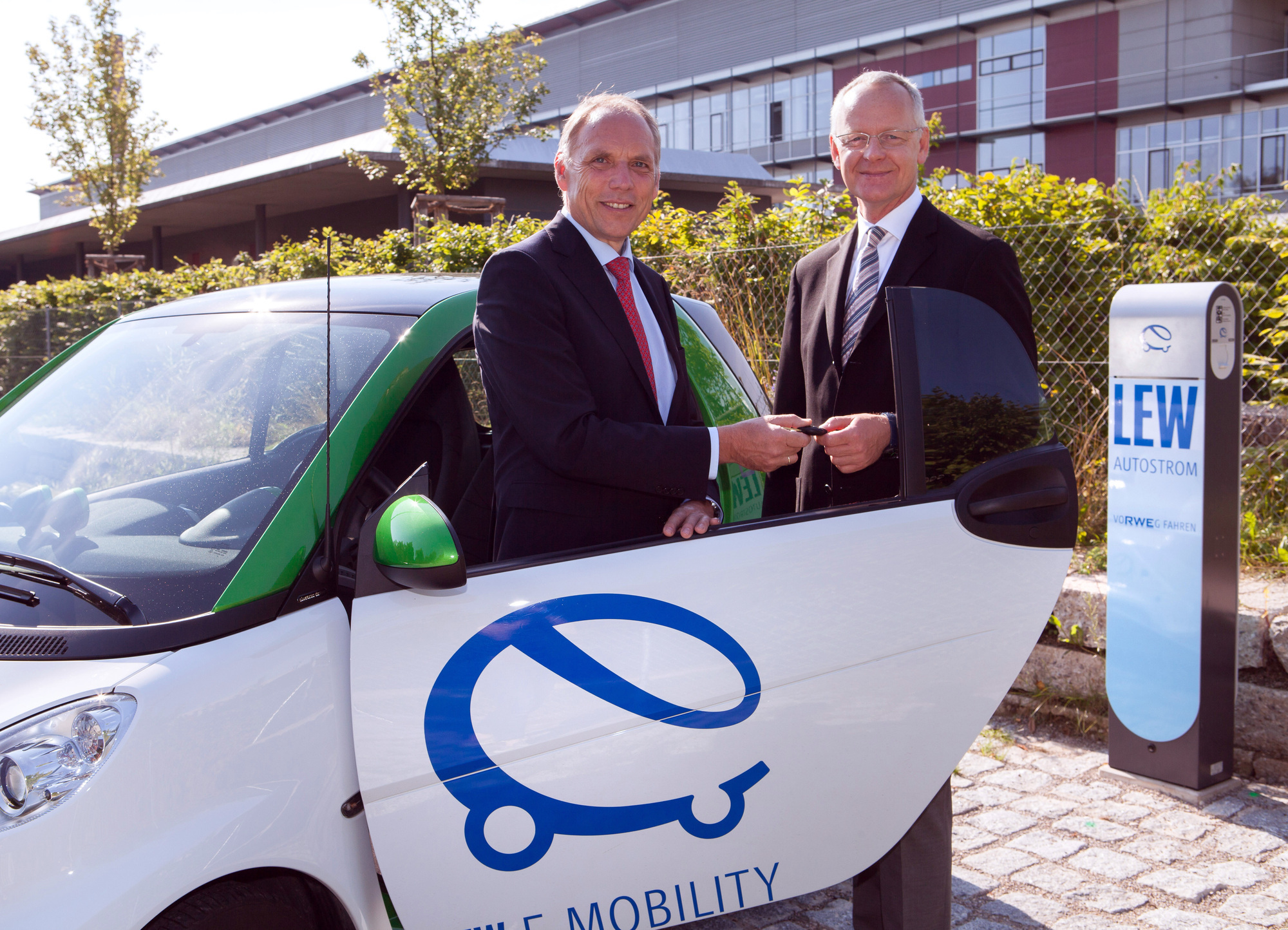 Ladesäule für Elektroautos am Bayerischen Landesamt für Umwelt in Augsburg in Betrieb genommen. Foto: Bleier/LEW