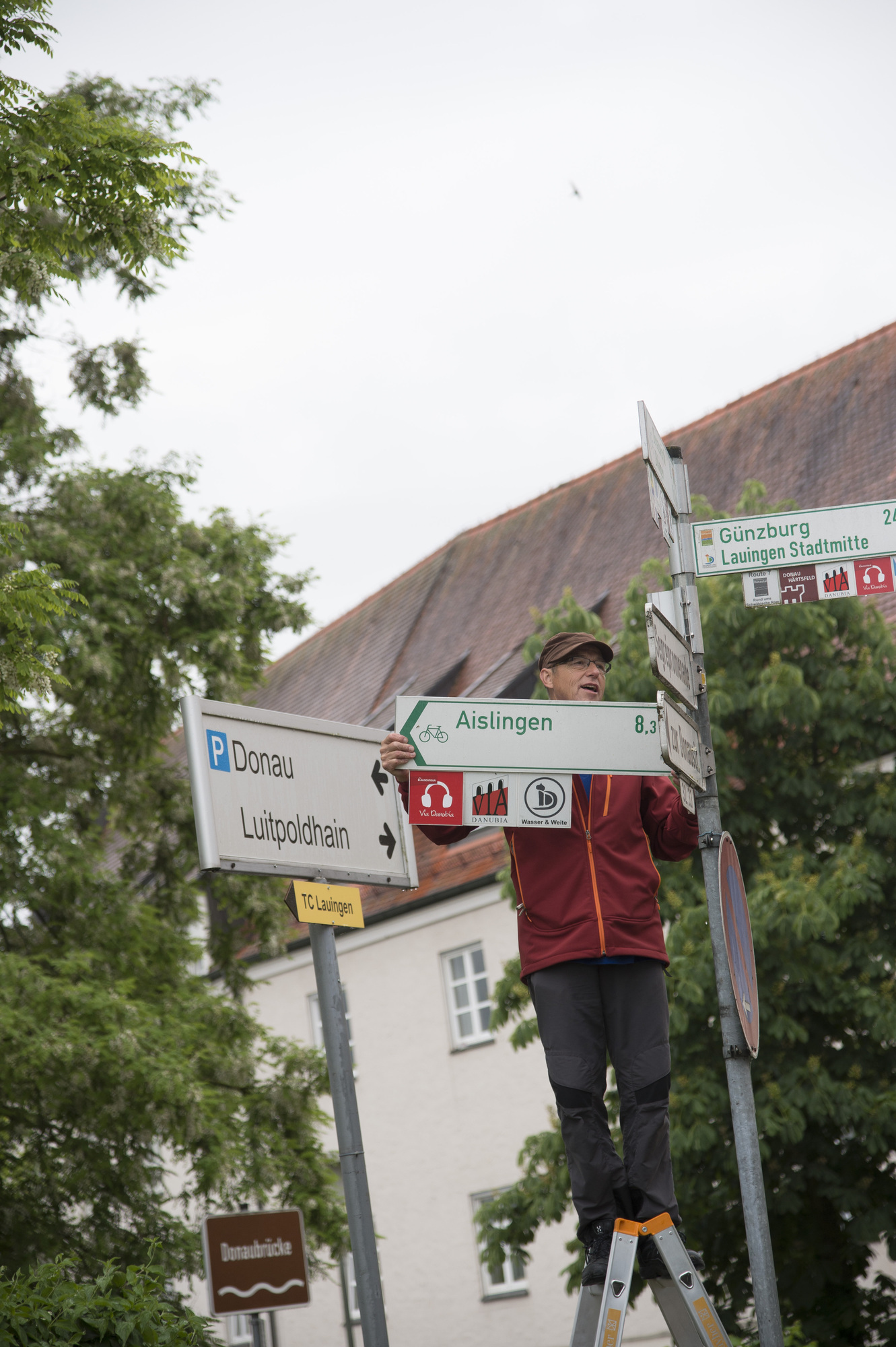 Wegwart Lutz bei der Arbeit. Foto: Landratsamt Dillingen a.d. Donau