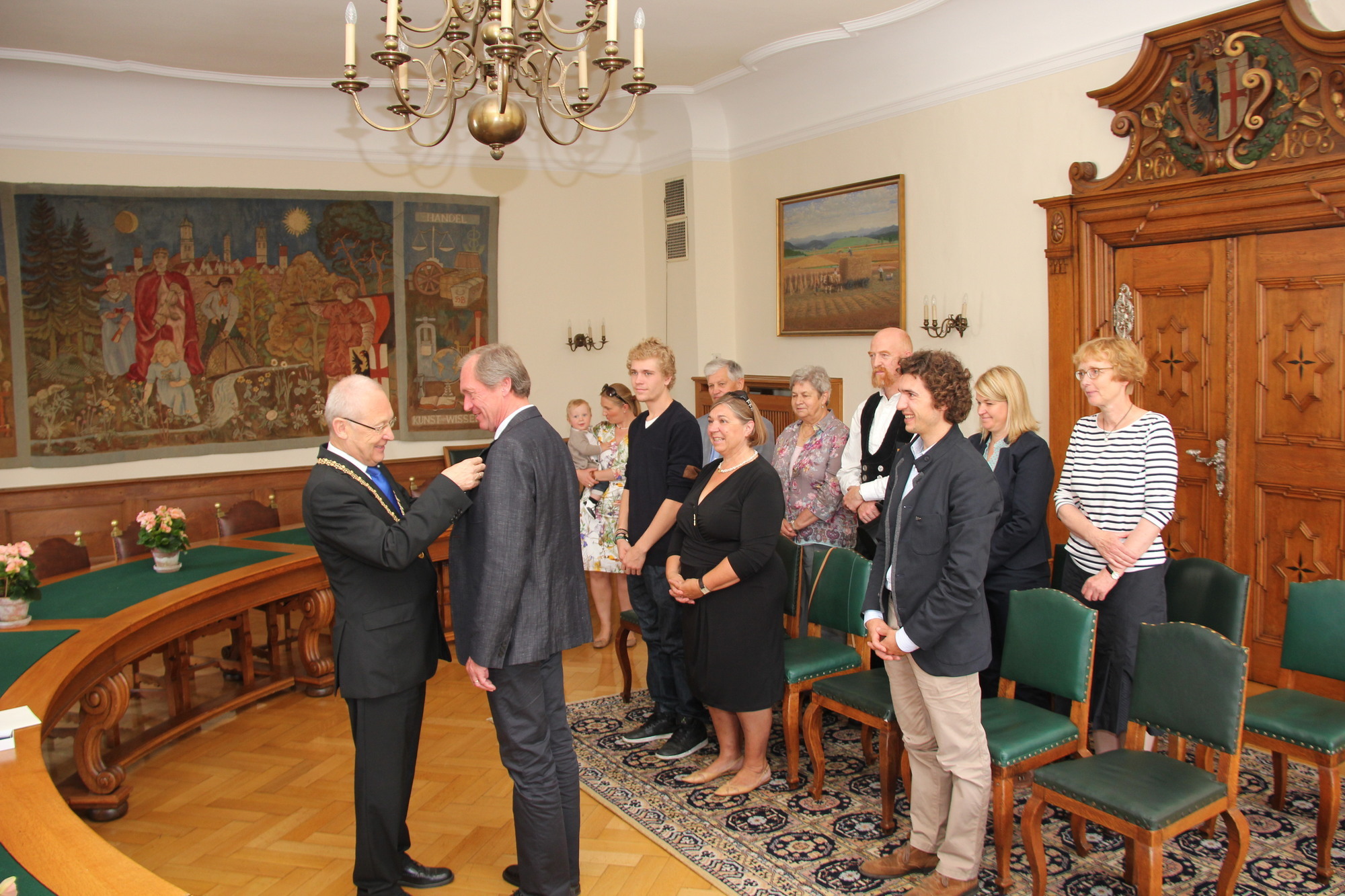 Oberbürgermeister Dr. Holzinger überreicht das Bundesverdienstkreuz an Helmut Holl. Foto: Klett/Pressestelle Memmingen