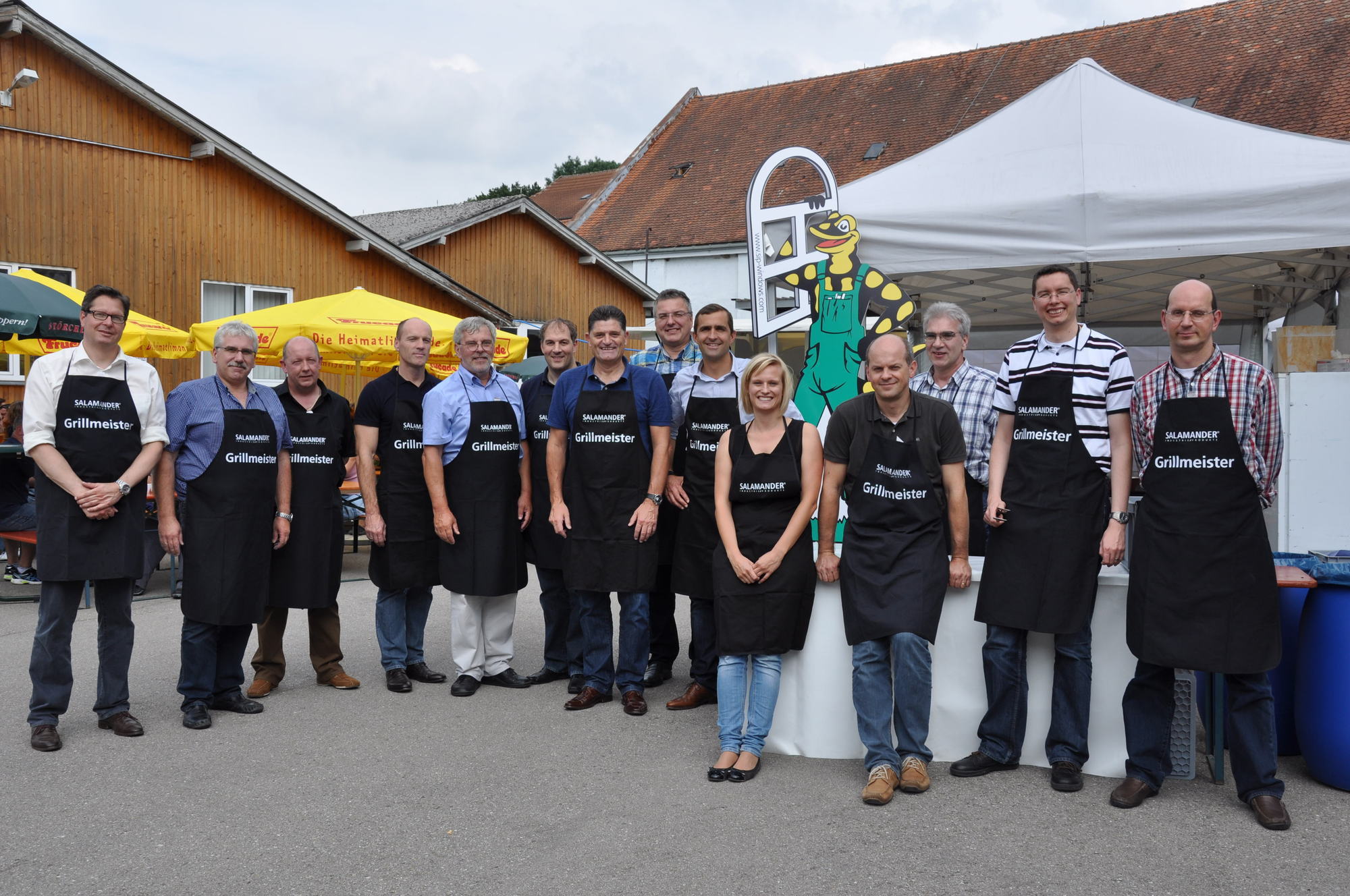 Beim Salamander Sommerfest werden die Mitarbeiter zum Dank für ihr Engagement von der Chefetage begrillt. Foto: Salamander