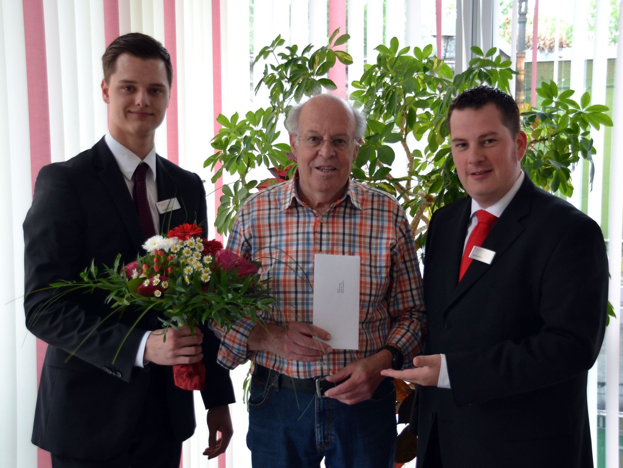 Siegfried Eisele, Kundenberater, Rudolf Kienle und Dominik Mesch, Geschäftsstellenleiter, bei der Gewinnübergabe. Foto: sska