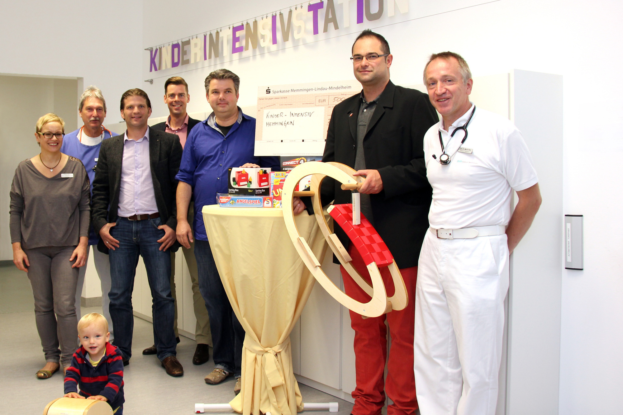 Freude über die neuen Spielsachen im Zuge einer Spendenaktion. Foto: Häfele