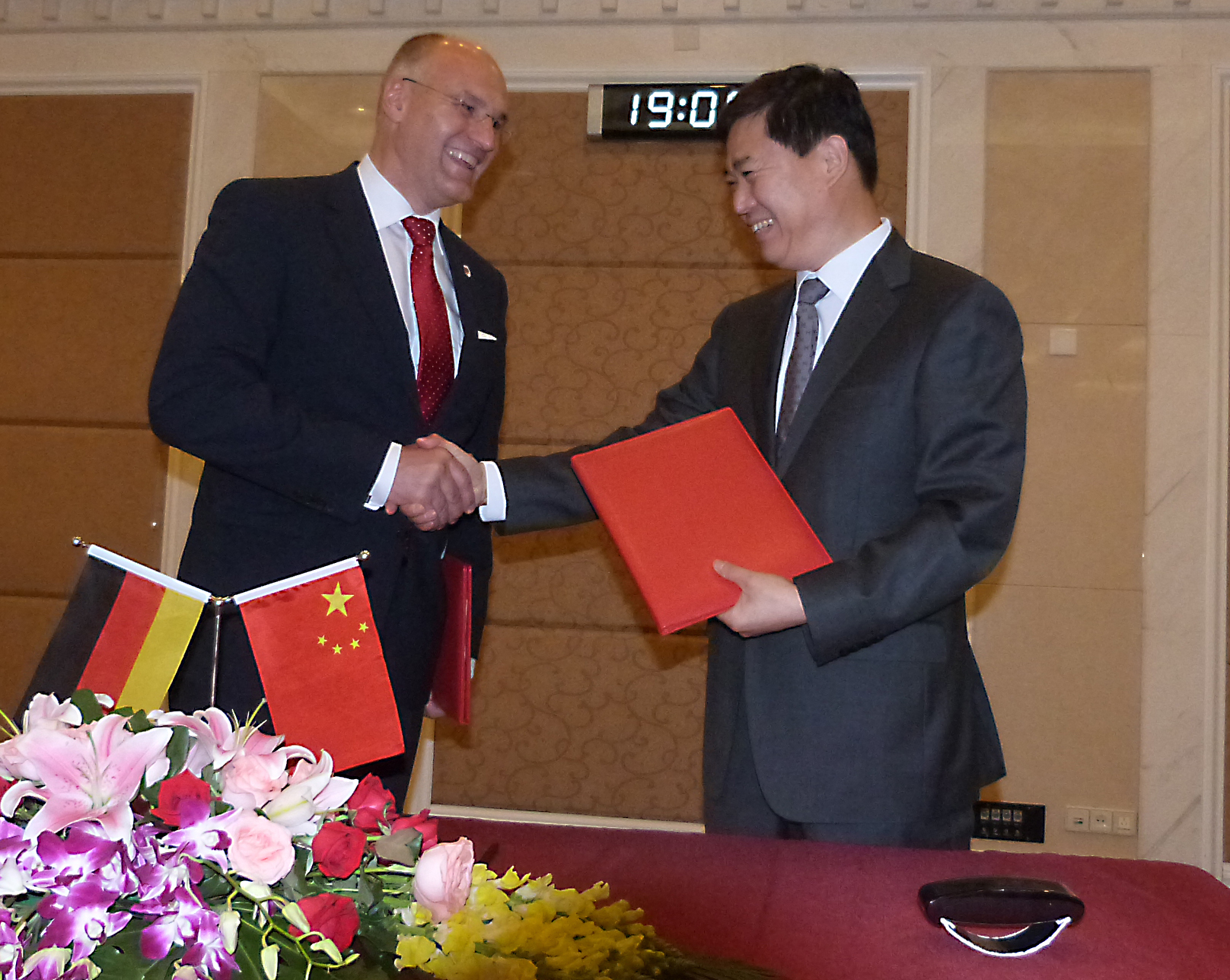 Die Oberbürgermeister Dr. Kurt Gribl und Yang Lulu. Foto: Stadt Augsburg