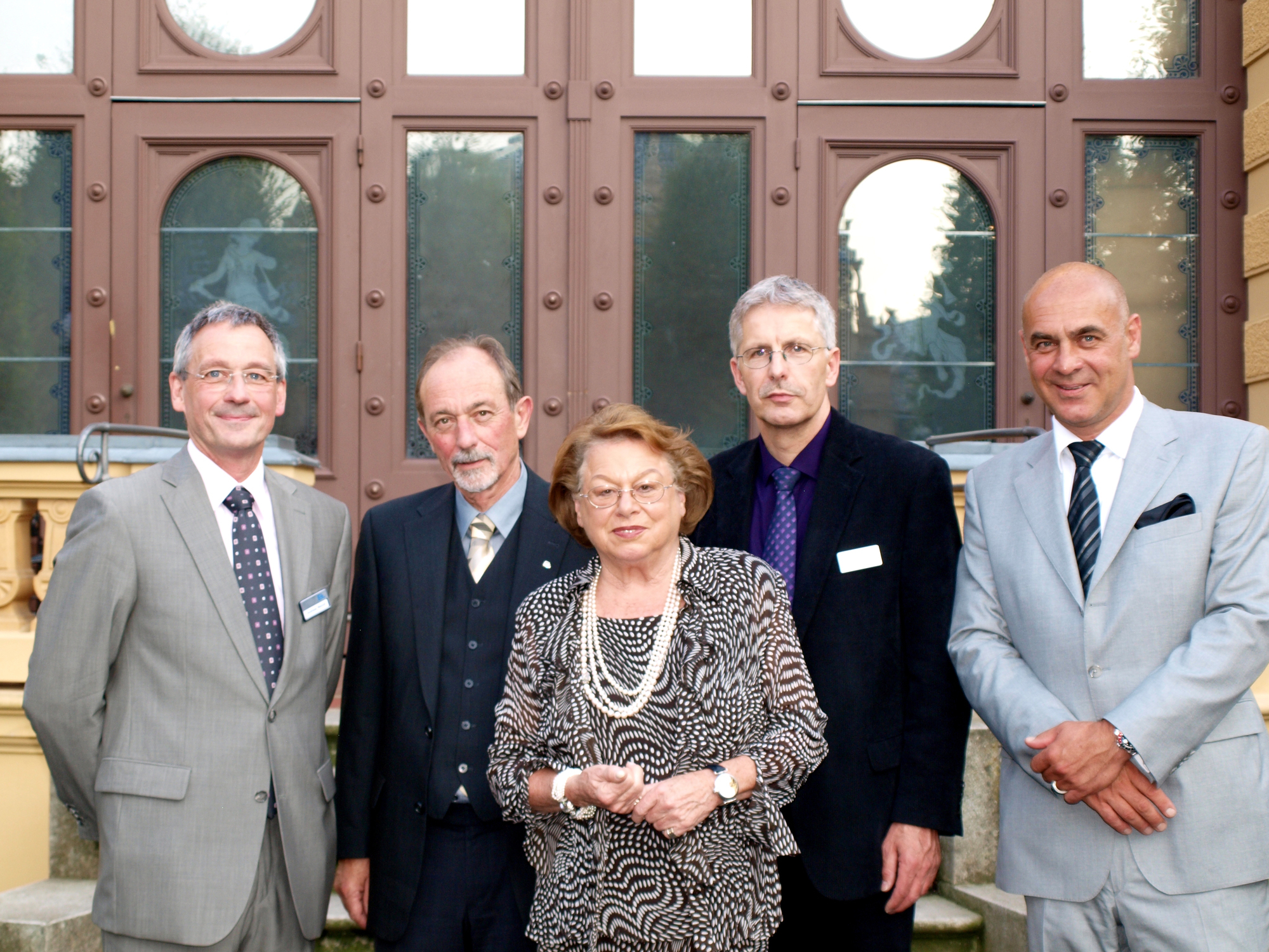 Der alte Geschäftsführer Stephan (2.von links) sowie Nachfolger Weindl (links) und Beck (2. von rechts). Foto: Erhardt+Leimer
