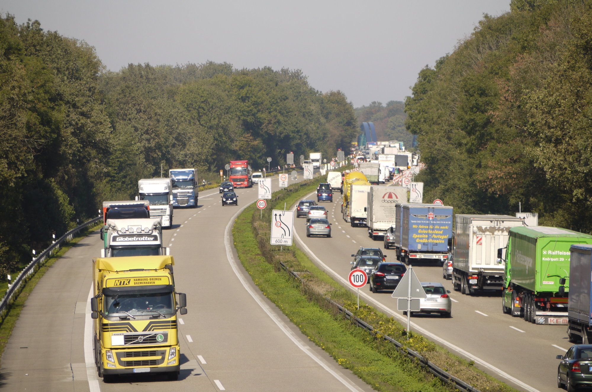 Hohes Verkehrsaufkommen auf den Straßen. Erich Westendarp / pixelio.de