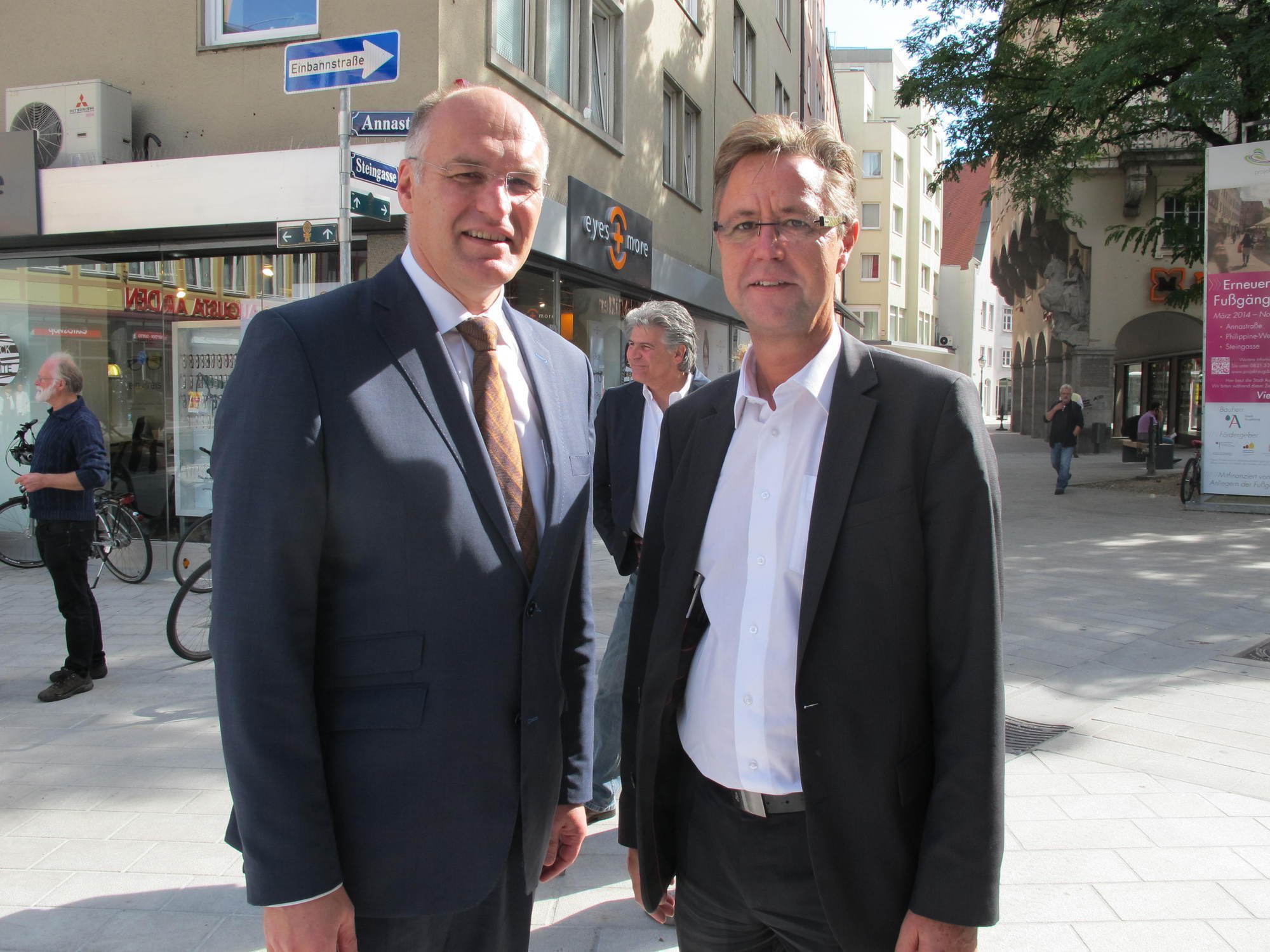 Die Augsburger Politiker testen die neue Ost-West-Radachse an den Grottenau. Foto: B4B SCHWABEN