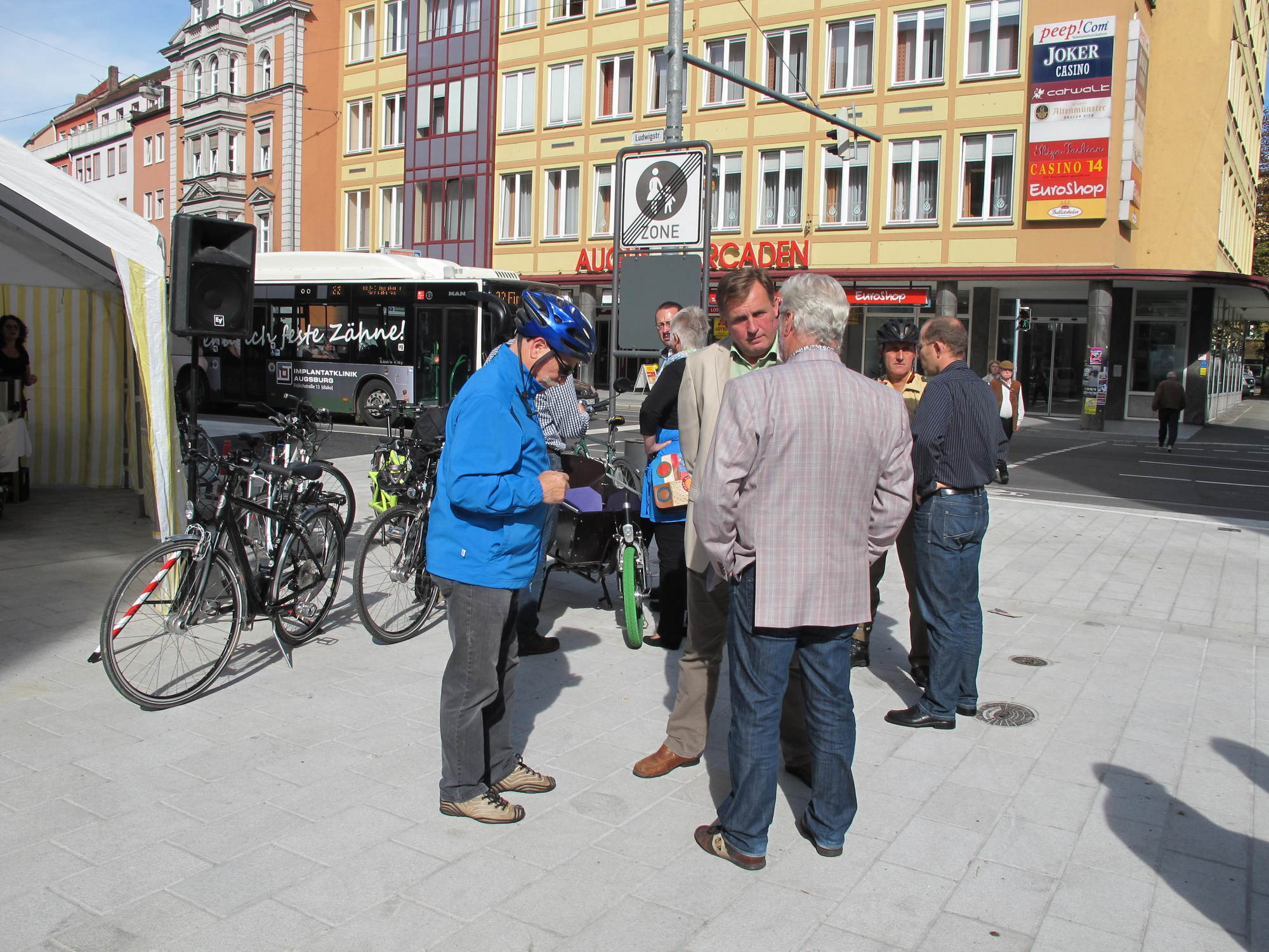 Die Augsburger Politiker testen die neue Ost-West-Radachse an den Grottenau. Foto: B4B SCHWABEN
