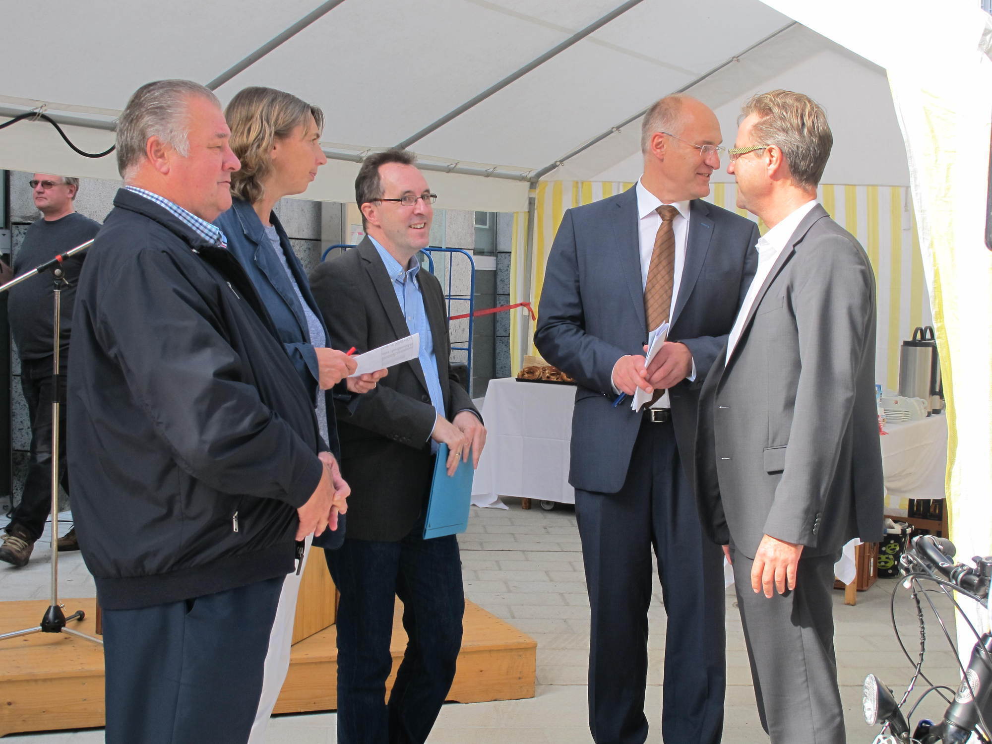 Die Augsburger Politiker testen die neue Ost-West-Radachse an den Grottenau. Foto: B4B SCHWABEN