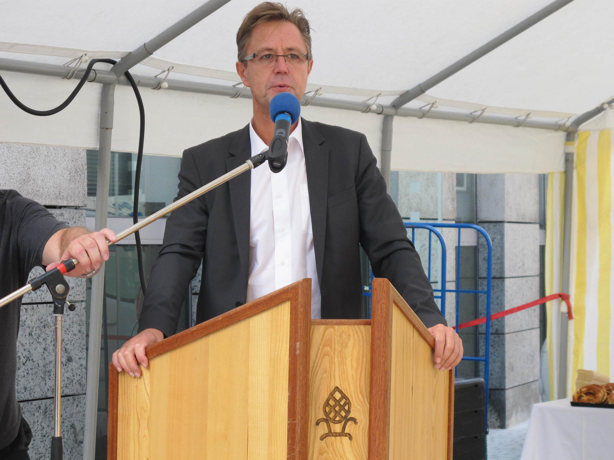Die Augsburger Politiker testen die neue Ost-West-Radachse an den Grottenau. Foto: B4B SCHWABEN