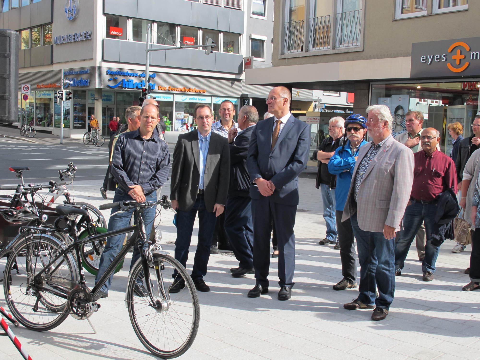 Die Augsburger Politiker testen die neue Ost-West-Radachse an den Grottenau. Foto: B4B SCHWABEN