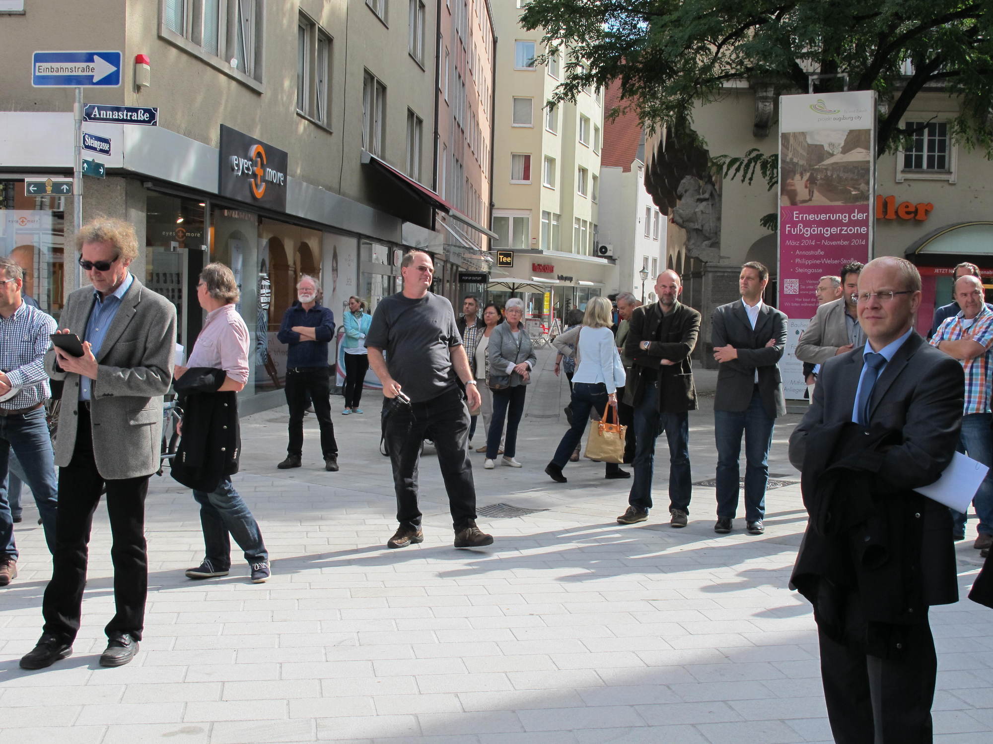 Die Augsburger Politiker testen die neue Ost-West-Radachse an den Grottenau. Foto: B4B SCHWABEN