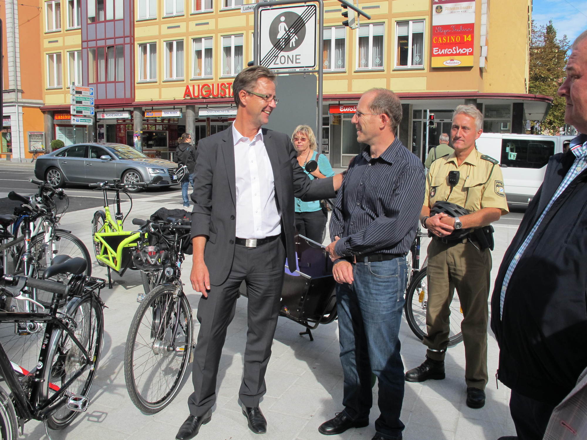 Die Augsburger Politiker testen die neue Ost-West-Radachse an den Grottenau. Foto: B4B SCHWABEN