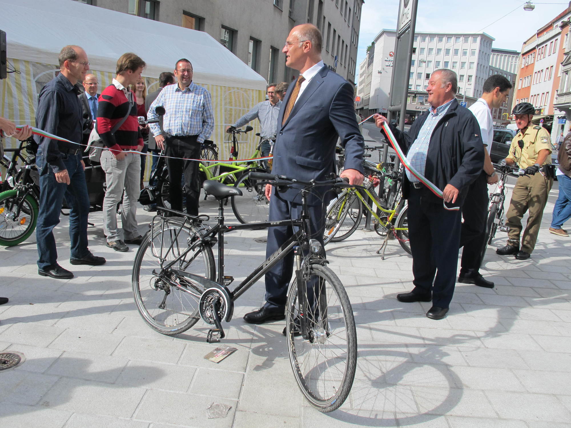 Die Augsburger Politiker testen die neue Ost-West-Radachse an den Grottenau. Foto: B4B SCHWABEN