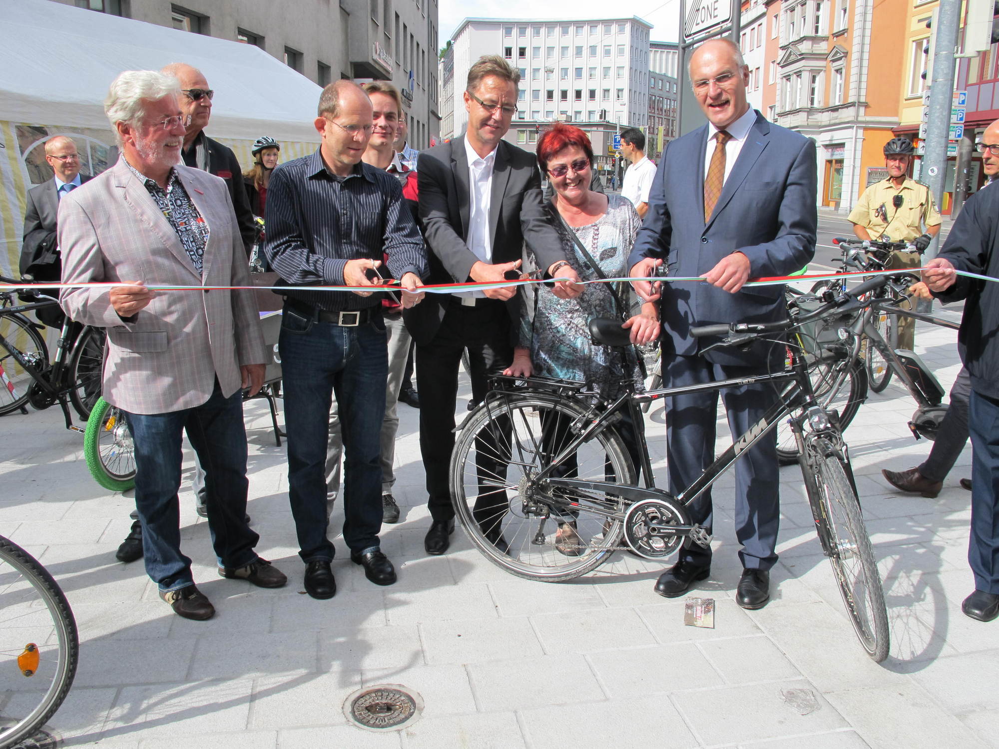 Die Augsburger Politiker testen die neue Ost-West-Radachse an den Grottenau. Foto: B4B SCHWABEN
