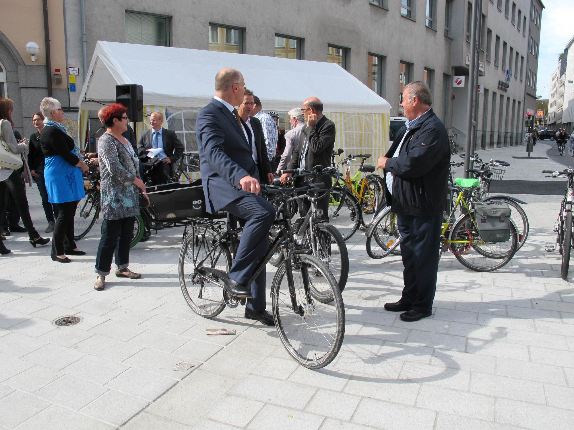 Die Augsburger Politiker testen die neue Ost-West-Radachse an den Grottenau. Foto: B4B SCHWABEN