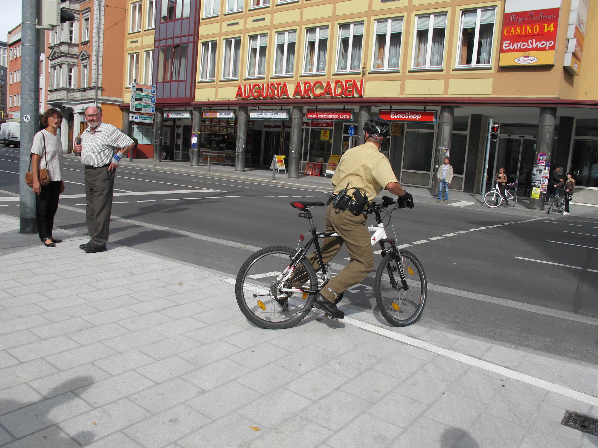Die Augsburger Politiker testen die neue Ost-West-Radachse an den Grottenau. Foto: B4B SCHWABEN
