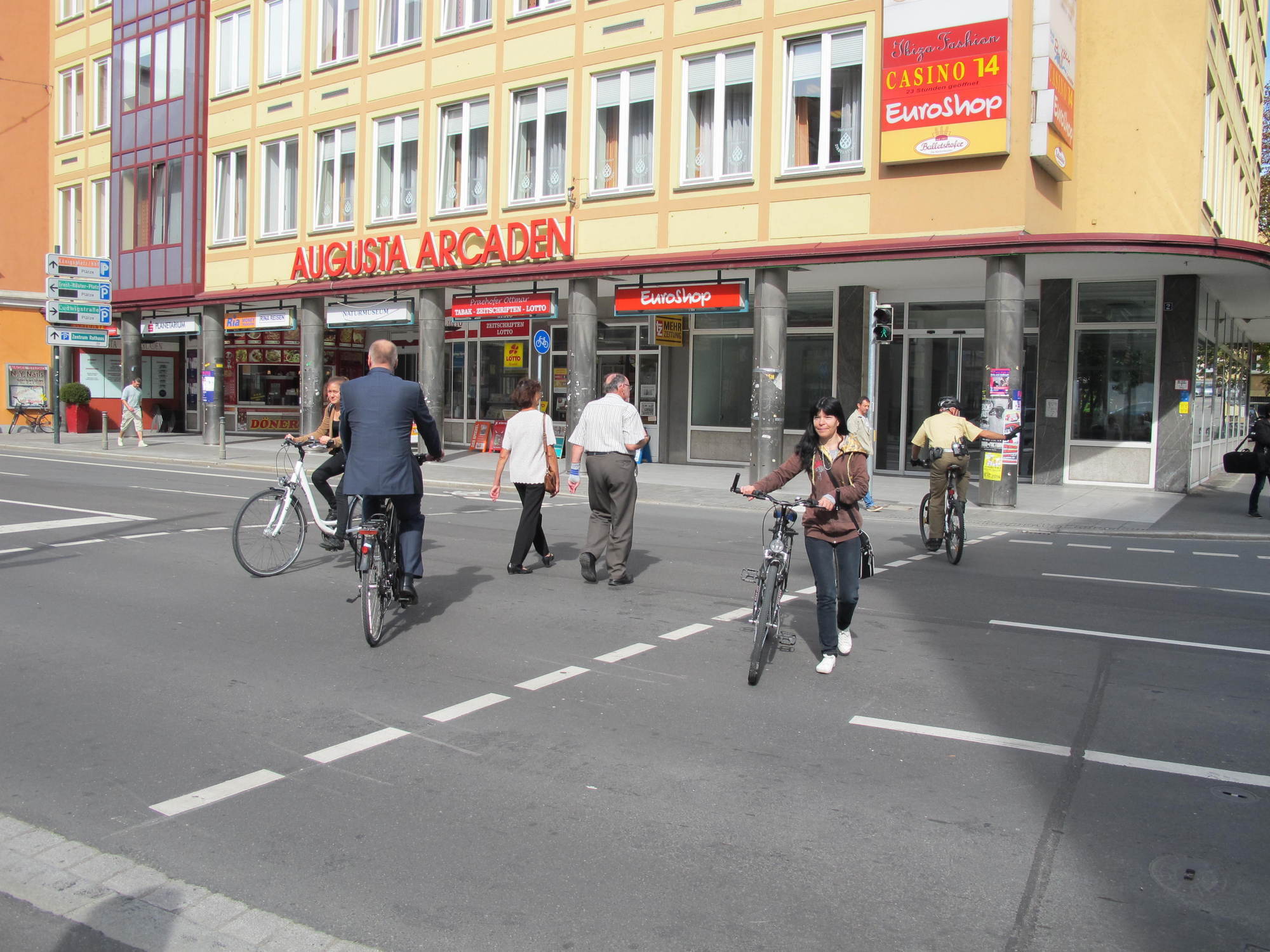 Die Augsburger Politiker testen die neue Ost-West-Radachse an den Grottenau. Foto: B4B SCHWABEN