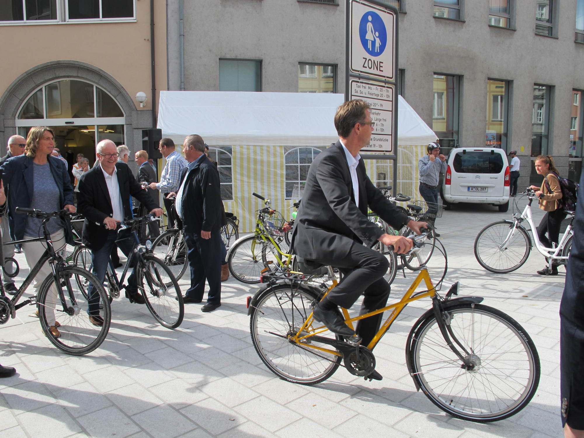 Die Augsburger Politiker testen die neue Ost-West-Radachse an den Grottenau. Foto: B4B SCHWABEN