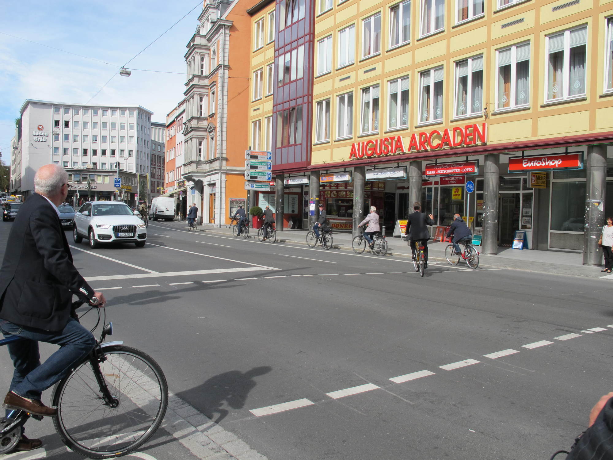 Die Augsburger Politiker testen die neue Ost-West-Radachse an den Grottenau. Foto: B4B SCHWABEN