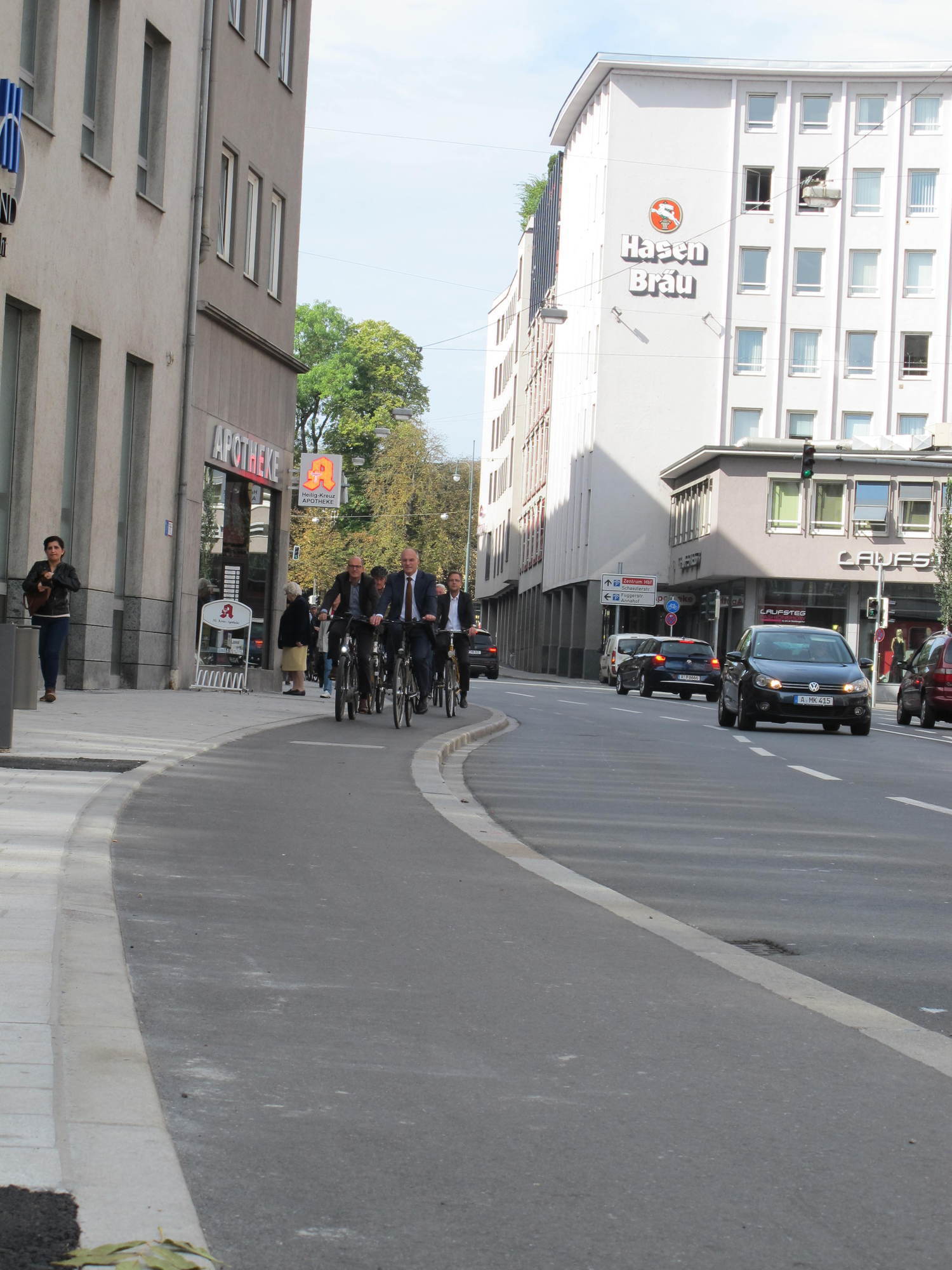 Die Augsburger Politiker testen die neue Ost-West-Radachse an den Grottenau. Foto: B4B SCHWABEN